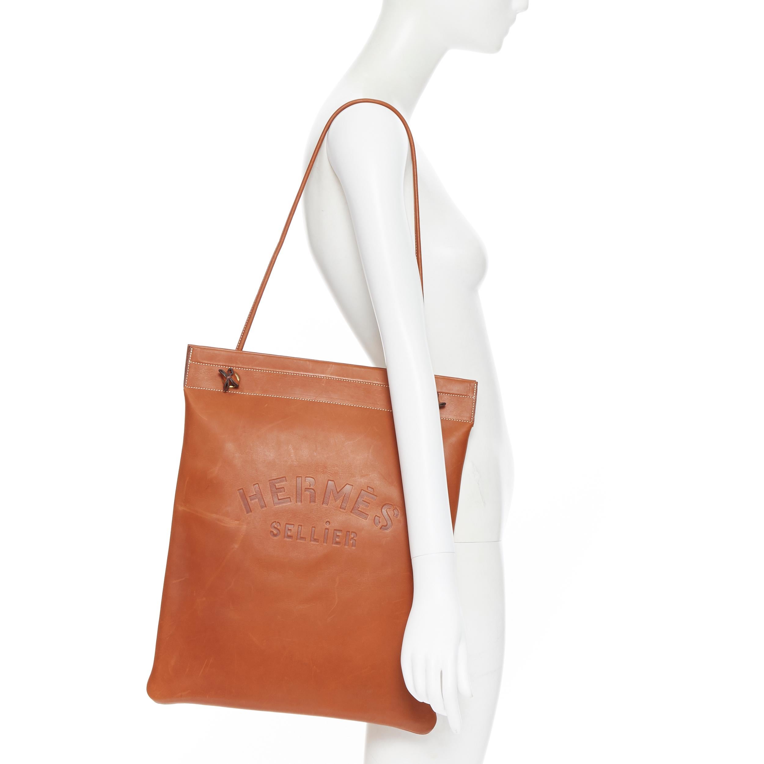 rare HERMES Aline GM Large Seller logo deboss tan leather sboulder tote bag
Brand: Hermes
Model Name / Style: Aline GM
Material: Leather
Color: Brown
Pattern: Solid
Extra Detail: Tan leather. Logo debossed at front. White overstitching at top. Cord