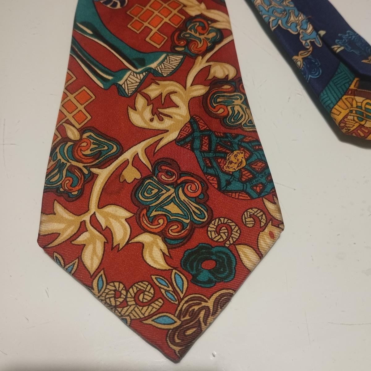 From a private collection
Rare, chic and funny Hermès tie
Art des Steppes theme
100% Silk
Made in France
Multicolored print
Great conditions
Fast shipping from Italy included in the price !
