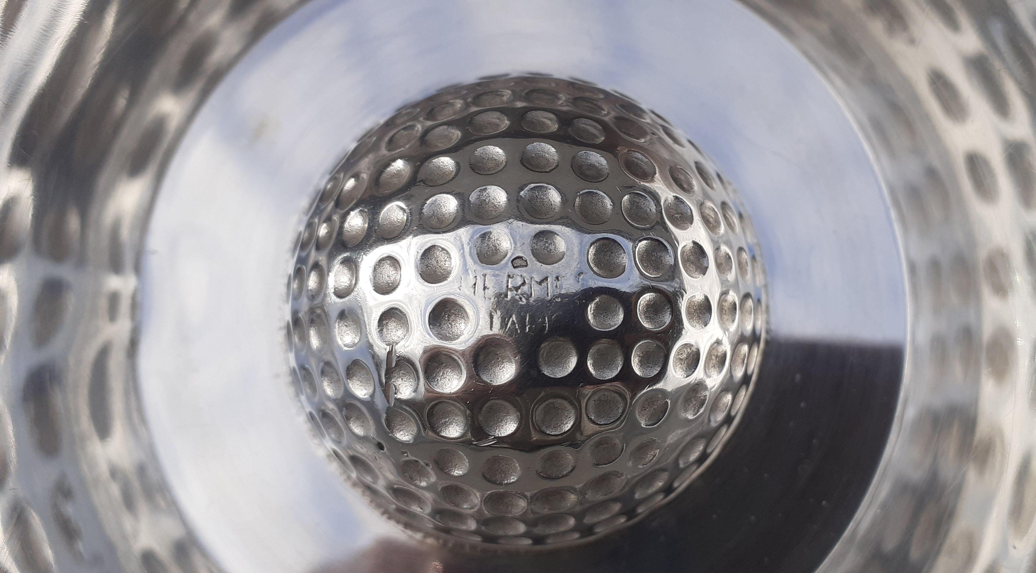 Seltene Hermès Aschenbecher Wechselgeld Tablett Golf Ball geformt Ravinet d'Enfert in Silber im Angebot 1