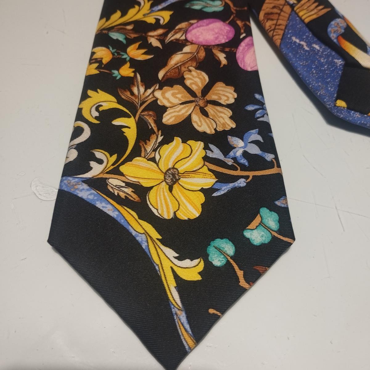 From a private collection
Rare, chic and funny Hermès tie
Autumn leaves theme
100% Silk
Made in France
Multicolored print on black base 
Great conditions
Fast shipping from Italy included in the price !
