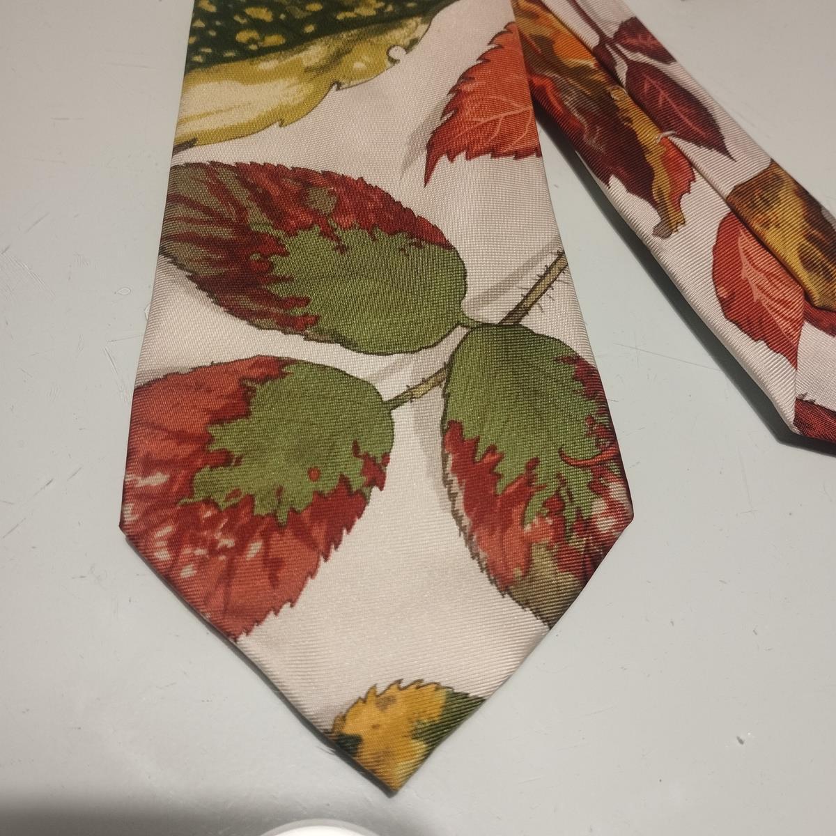 From a private collection
Rare, chic and funny Hermès tie
Autumn leaves theme
100% Silk
Made in France
Multicolored print on cream base
Great conditions
Fast shipping from Italy included in the price !
