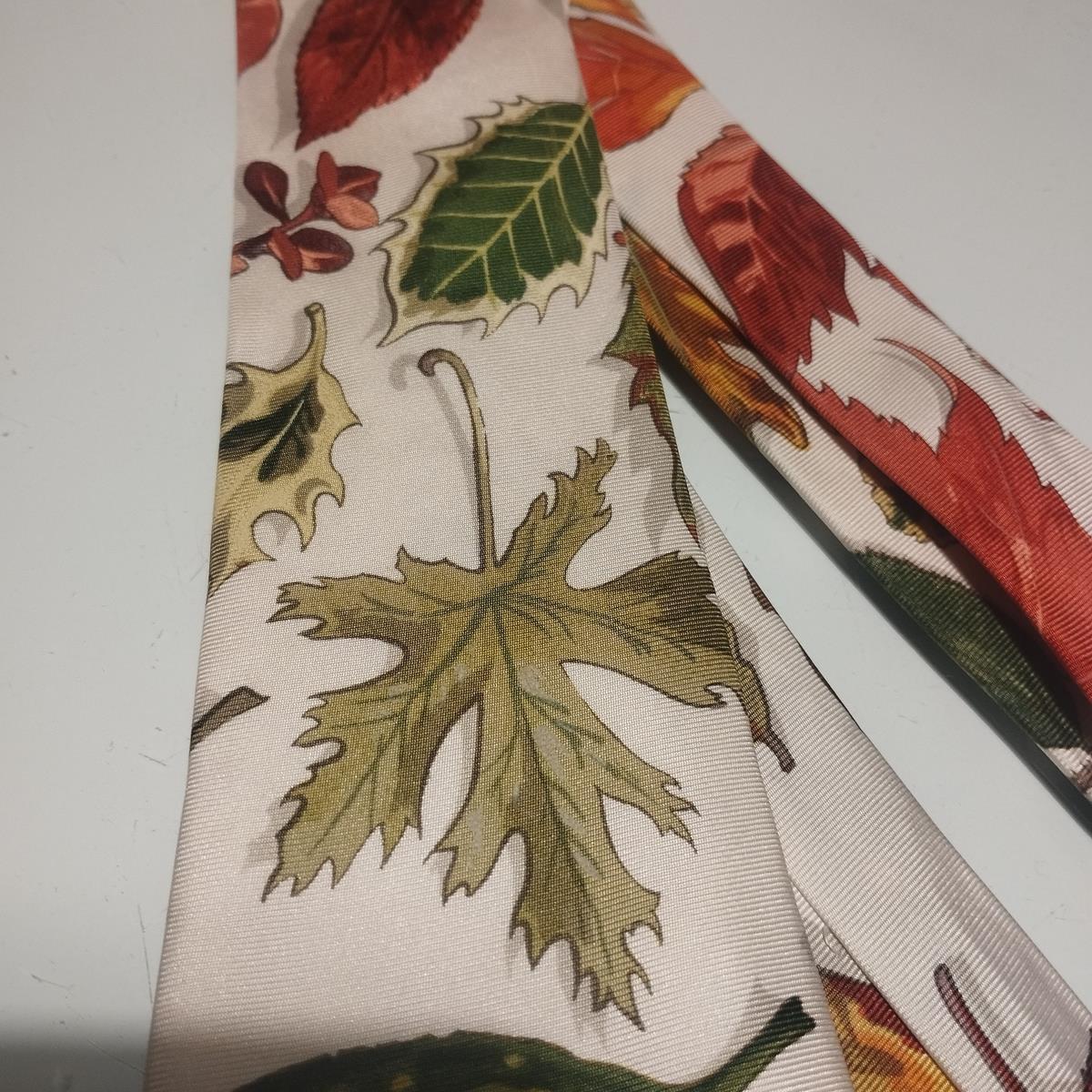 Rare Hermès Autumn Leaves Tie In Excellent Condition For Sale In Gazzaniga (BG), IT