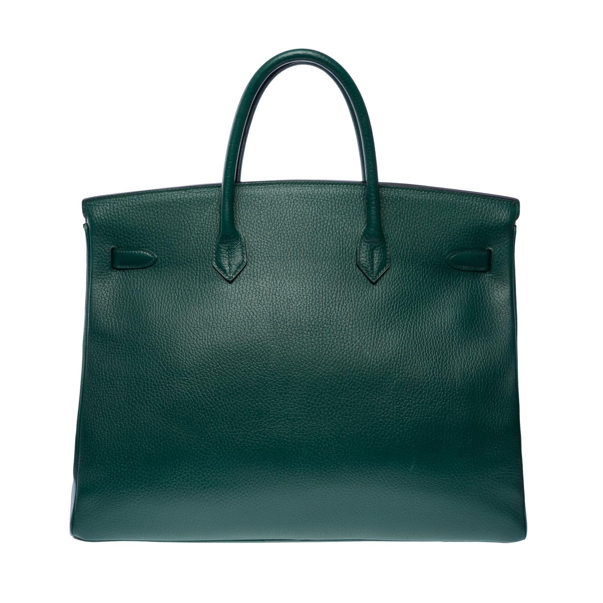 Beautiful Hermes Birkin 40 handbag in Emerald green Ardennes Calf leather , gold plated metal hardware, double handle in green leather for a hand carry

Flap closure
Inner lining in green leather, one zipped pocket, one patch pocket
Signature :