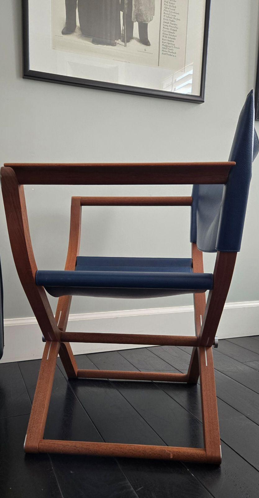 Cette ligne de mobilier pliable et facile à déplacer a été imaginée par Rena Dumas et Peters Coles, dans l'esprit Hermès de 