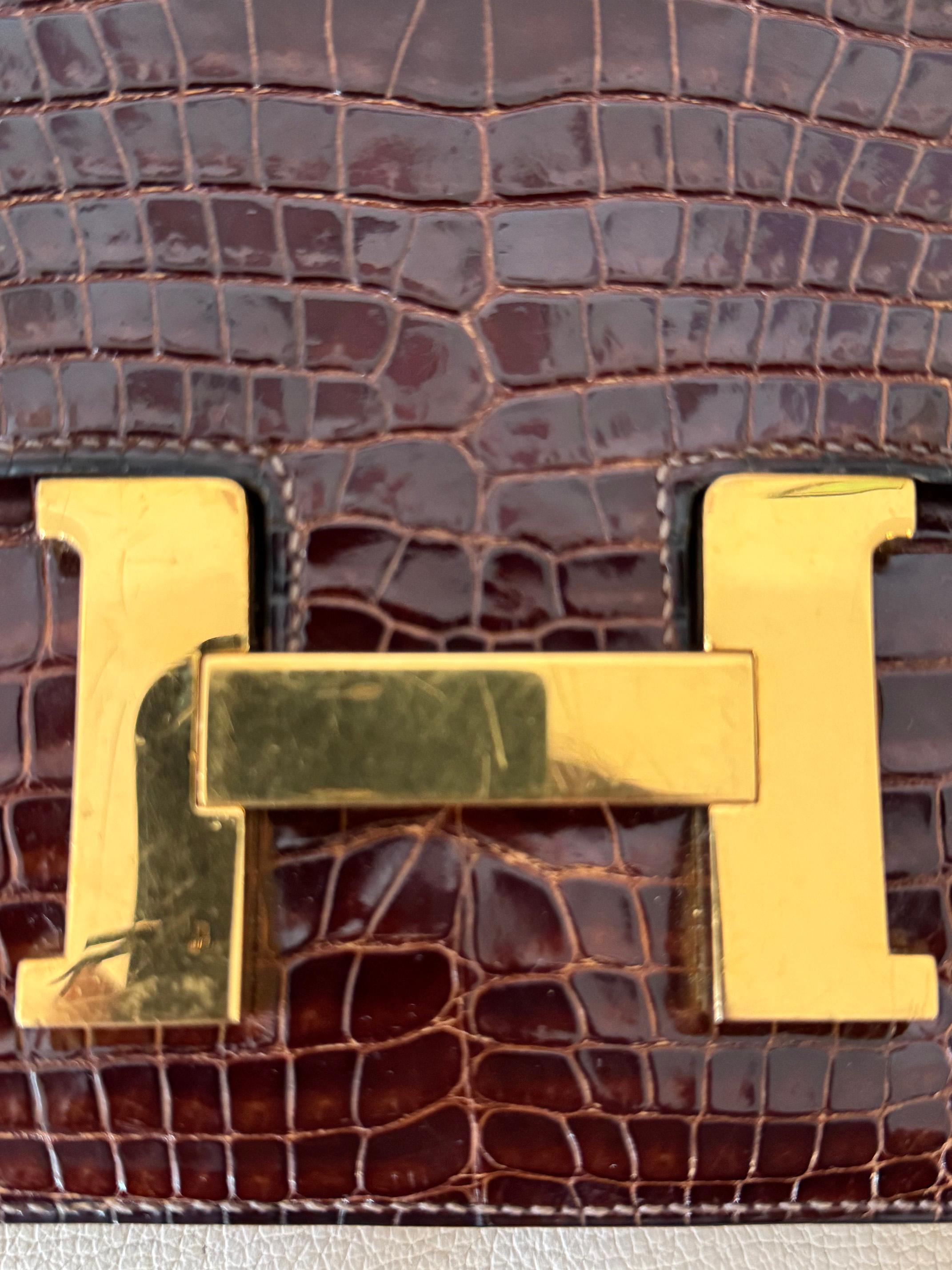 RARO Bolso Constance de aligátor marrón de Hermes en venta 5