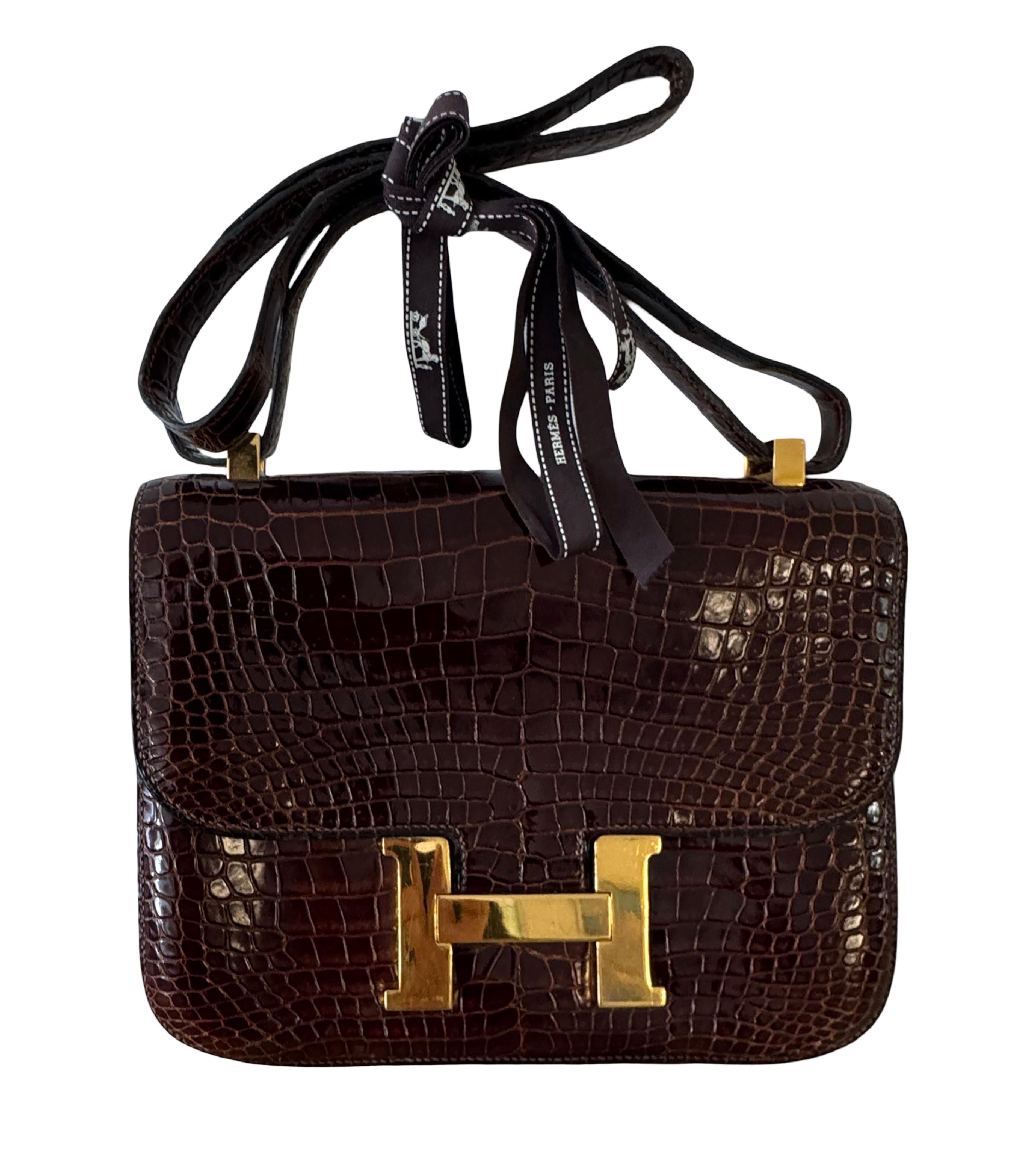 RARO Bolso Hermes Marrón Alligator Vintage Constance en muy buen estado. Exterior de piel de caimán marrón coñac oscuro ribeteado con bandolera de piel de caimán a juego y herrajes dorados. Logotipo de la firma 