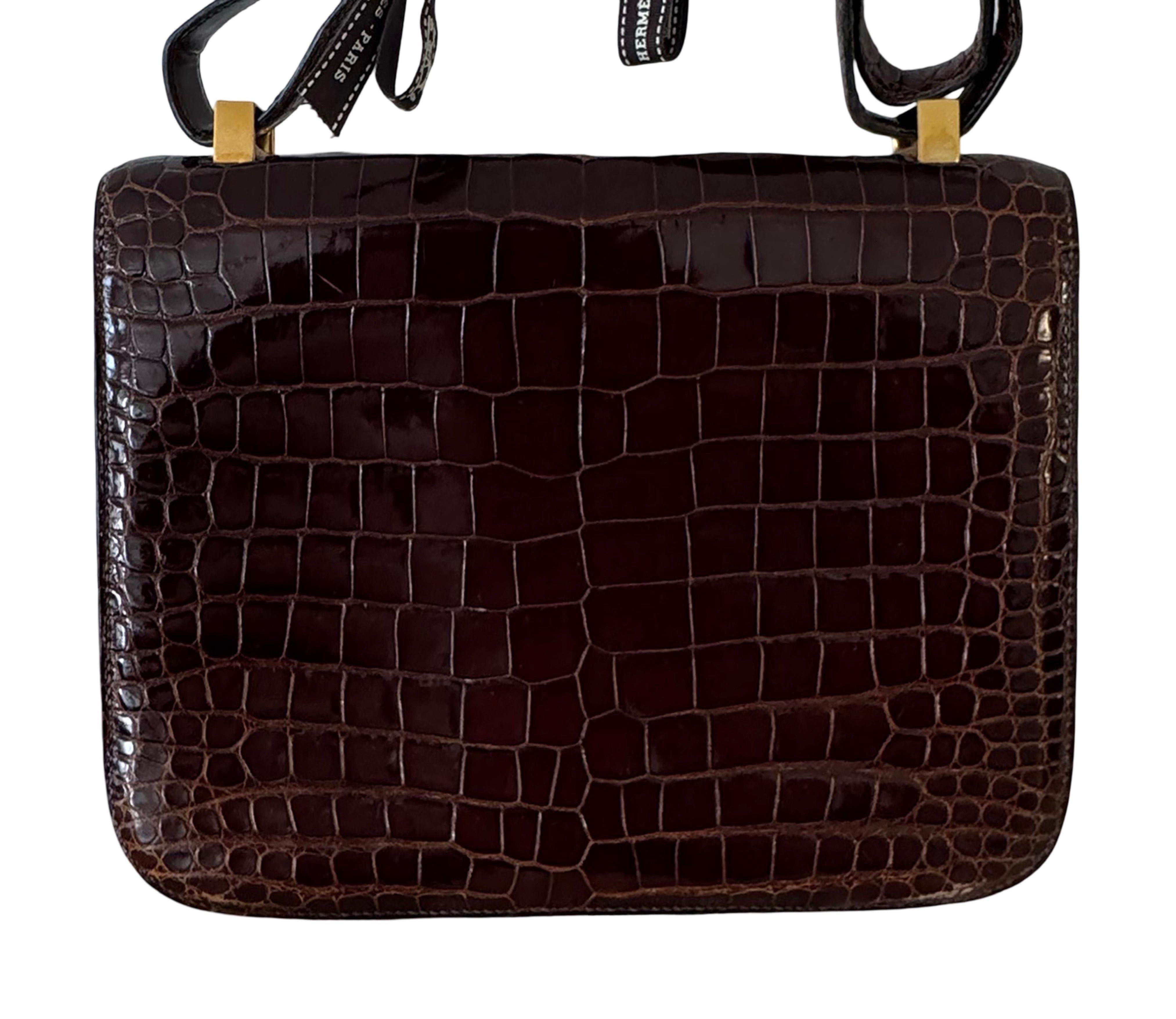 RARO Bolso Constance de aligátor marrón de Hermes Negro en venta