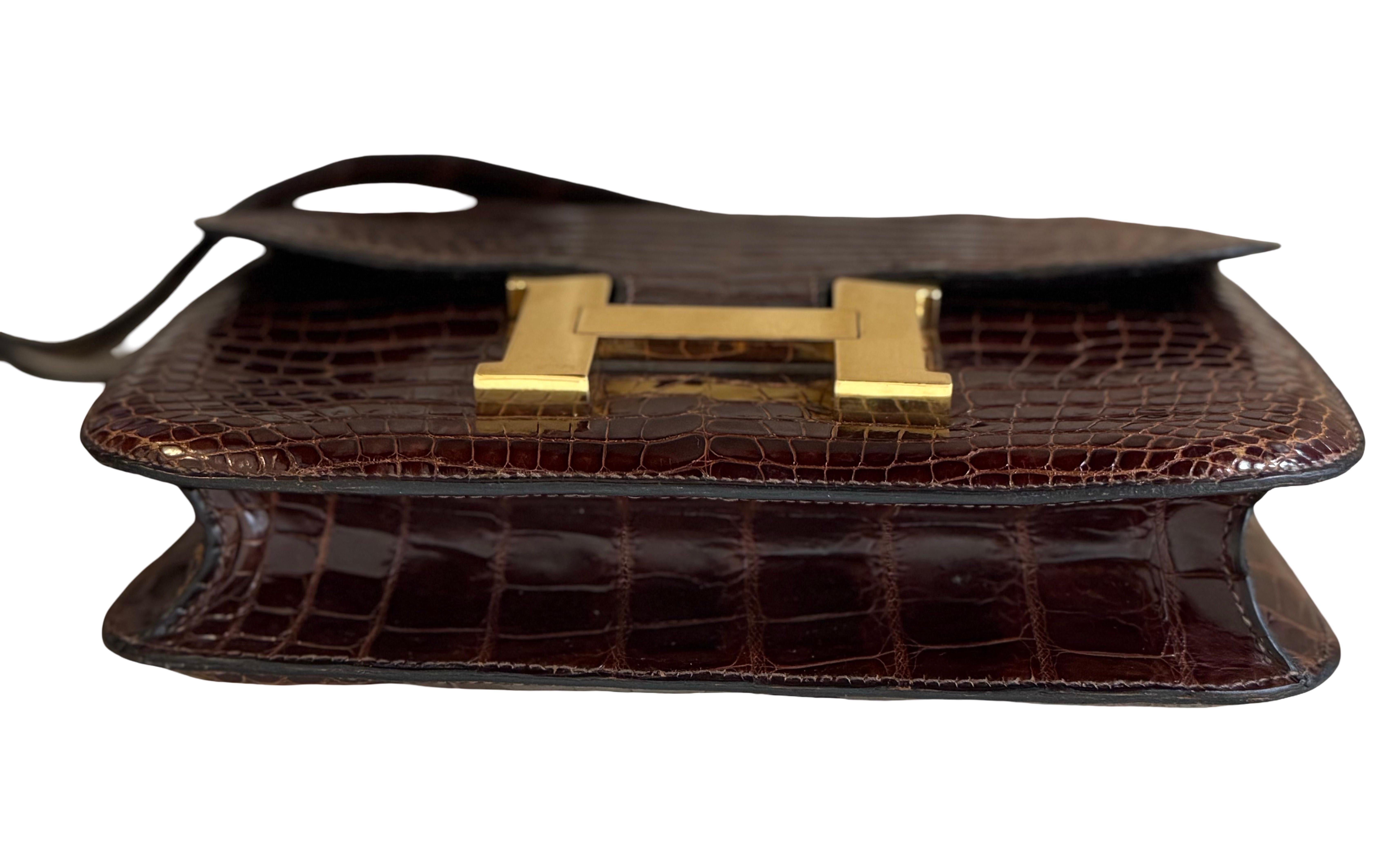 RARO Bolso Constance de aligátor marrón de Hermes en venta 2