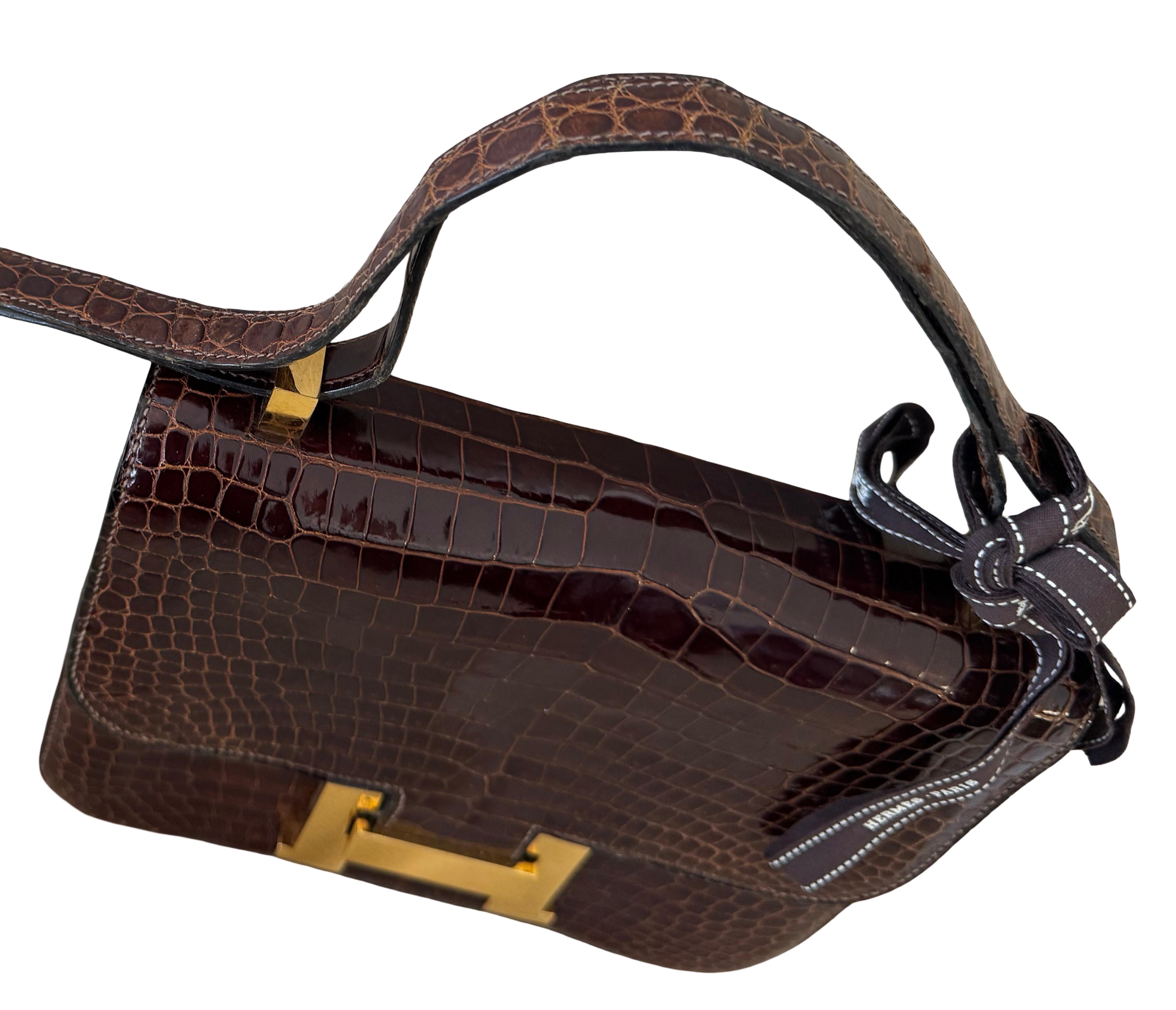 RARO Bolso Constance de aligátor marrón de Hermes en venta 3