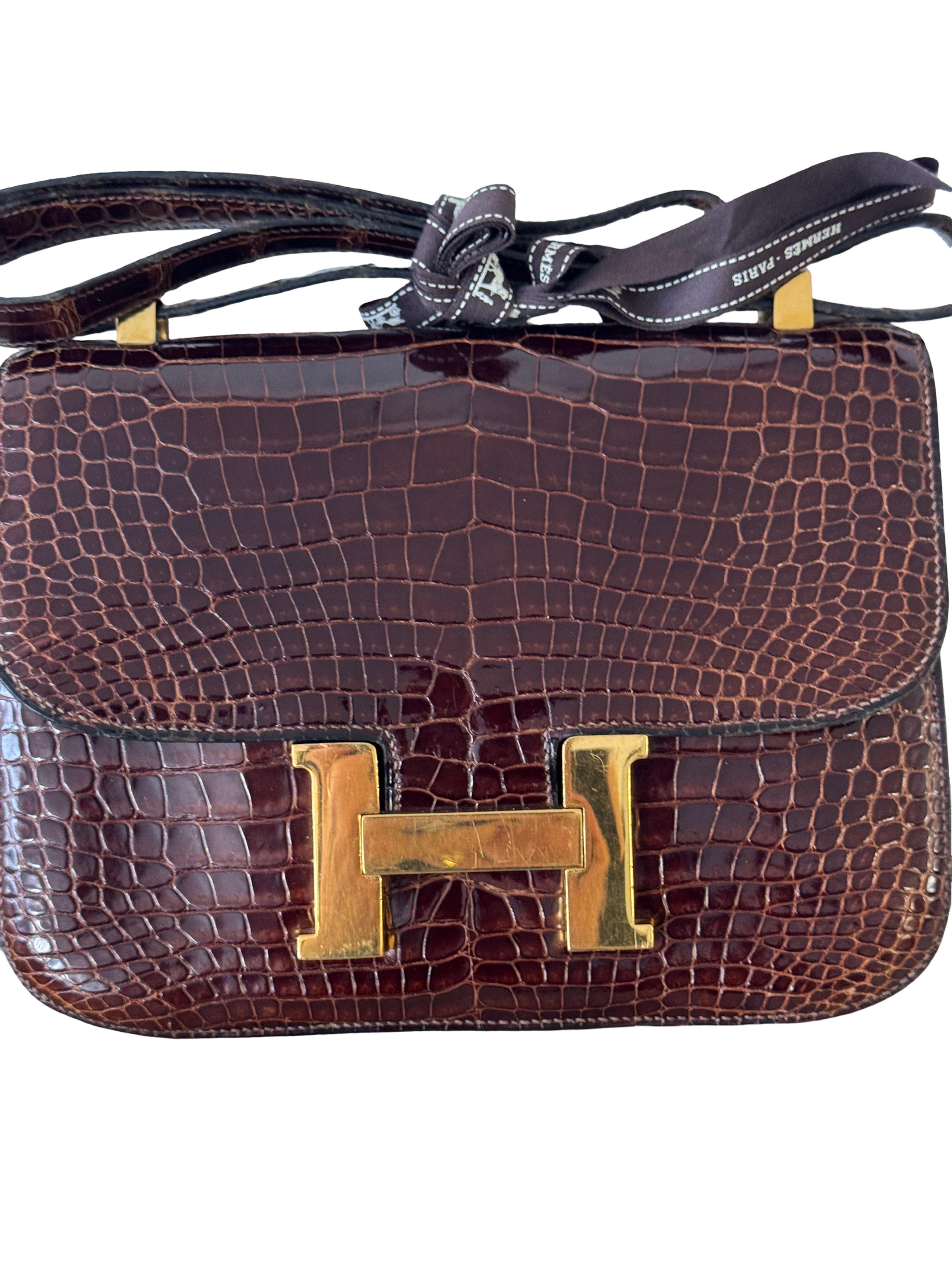 RARO Bolso Constance de aligátor marrón de Hermes en venta 4