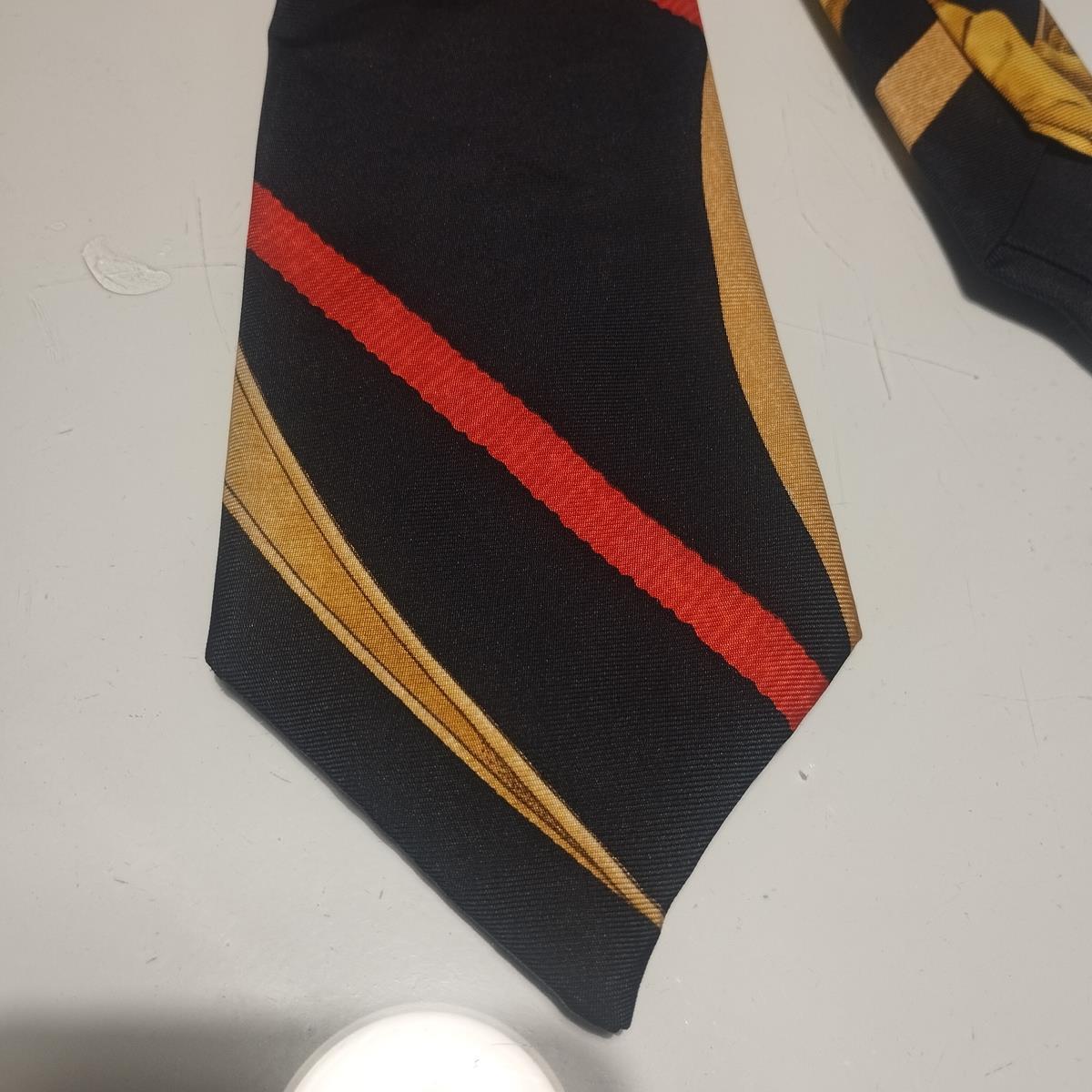 From a private collection
Rare, chic and funny Hermès tie
Buckles theme
100% Silk
Made in France
Multicolored print
Great conditions
Fast shipping from Italy included in the price !
