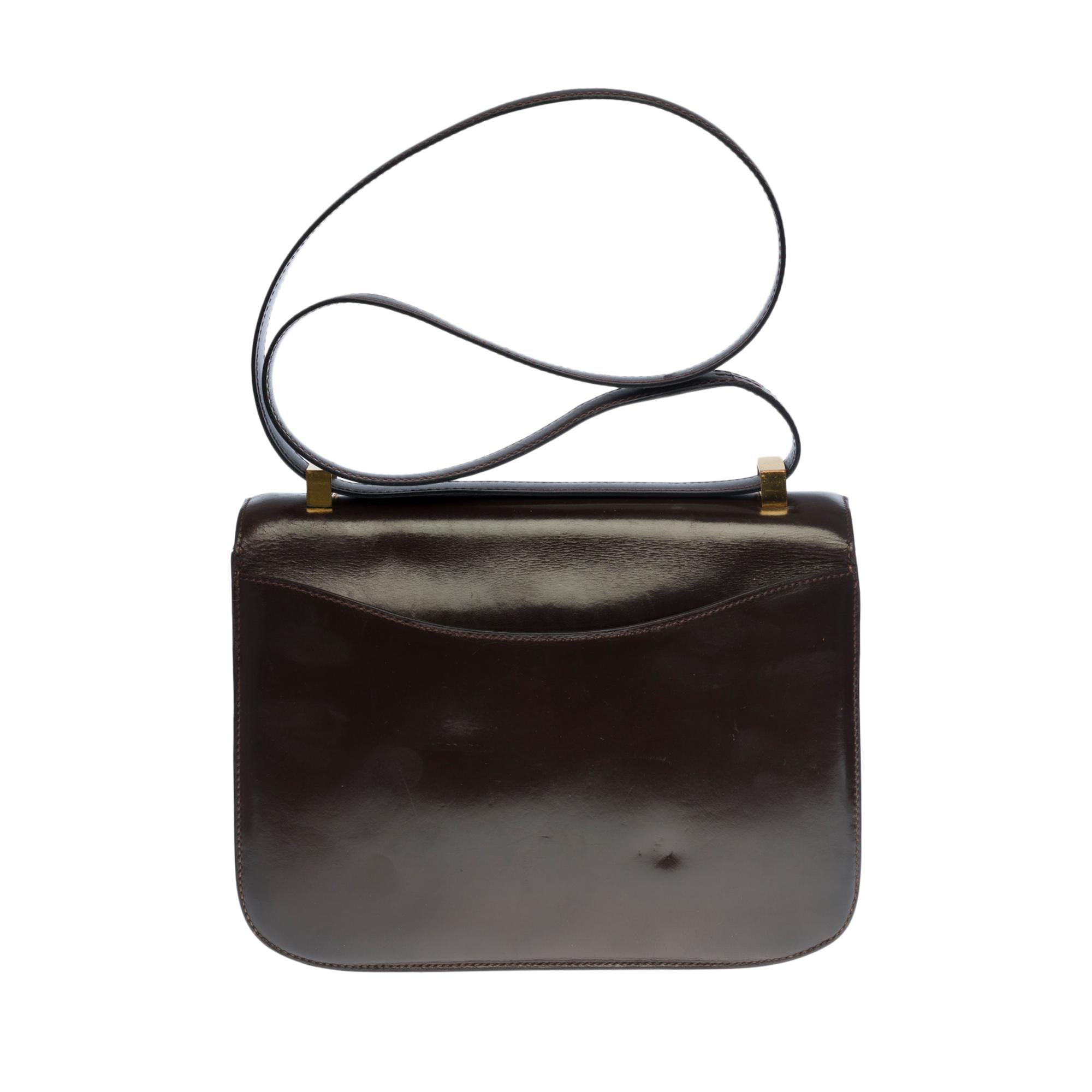 Splendid Hermes Constance Handbag 23 cm in brown box leather, gold metal hardware, brown leather handle transformable allowing a hand or shoulder support.
Vintage bag.
Closure marked H on flap.
A patch pocket on the back of the bag.
Lining in brown