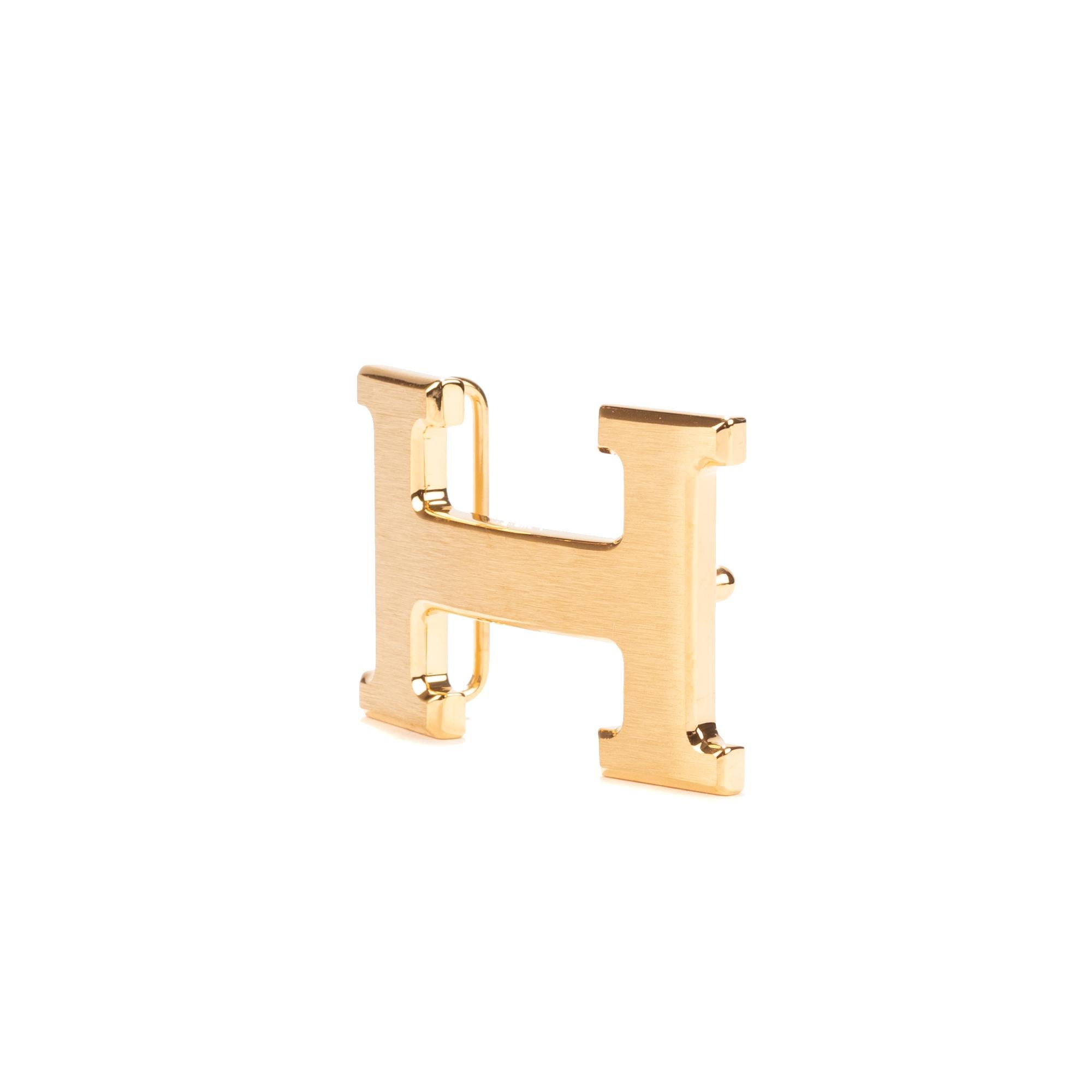 Type: Belt buckle
Brand: Hermès
Model: Constance in matt brushed gold metal
Material: matt steel
Colour: Gold
Signed HERMES on the tranche
Shape: H For 3.2 cm wide leather link (leather not provided) 
Dimensions: H: 3.7 x W: 6 x D: 1.4 cm (1,45 x 