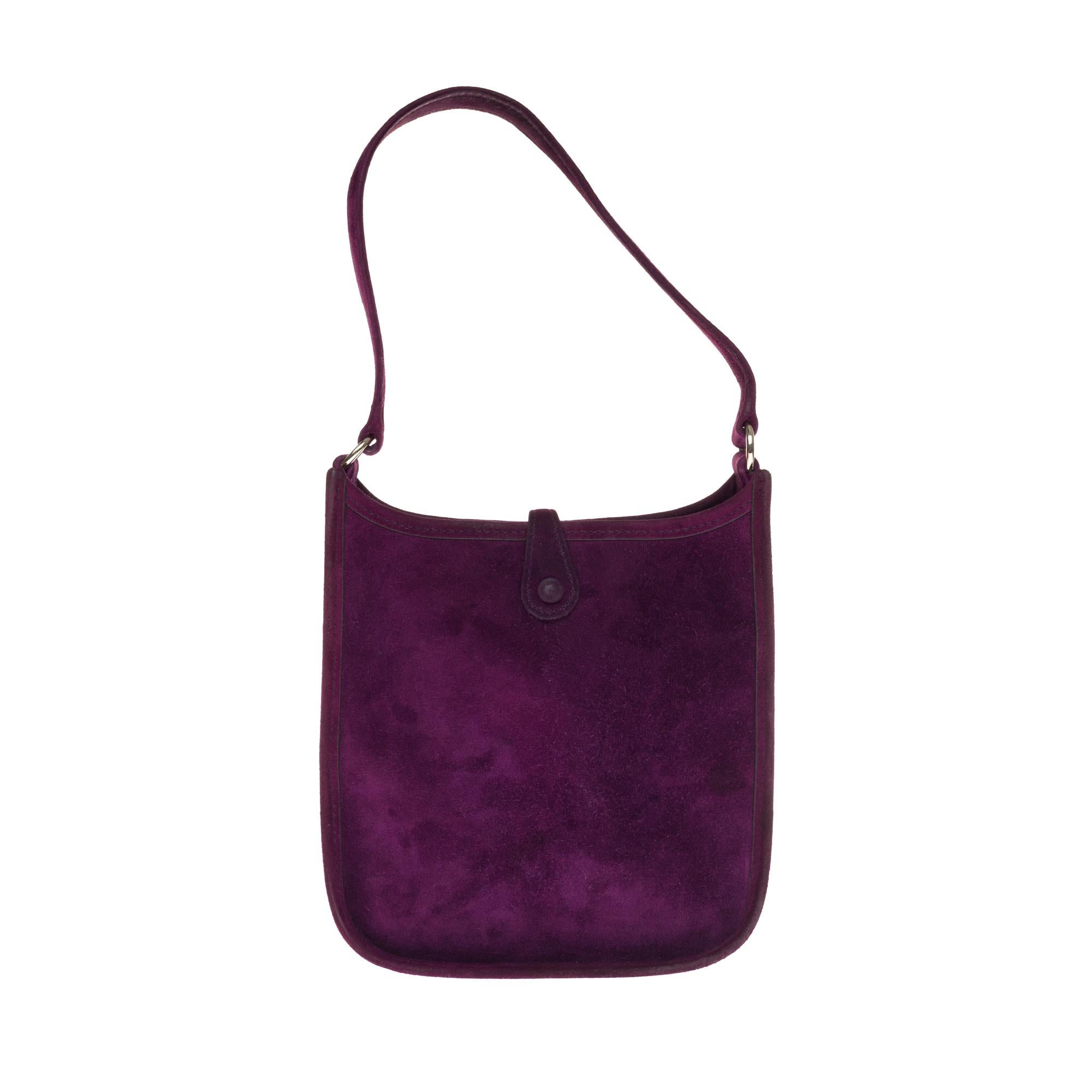 Gorgeous and rare Hermes Evelyne TPM bag in purple suede, palladium-plated metal trim, a purple suede handle allowing a handheld.

Closure by press button.
Interior in purple lambskin.
Signature: 