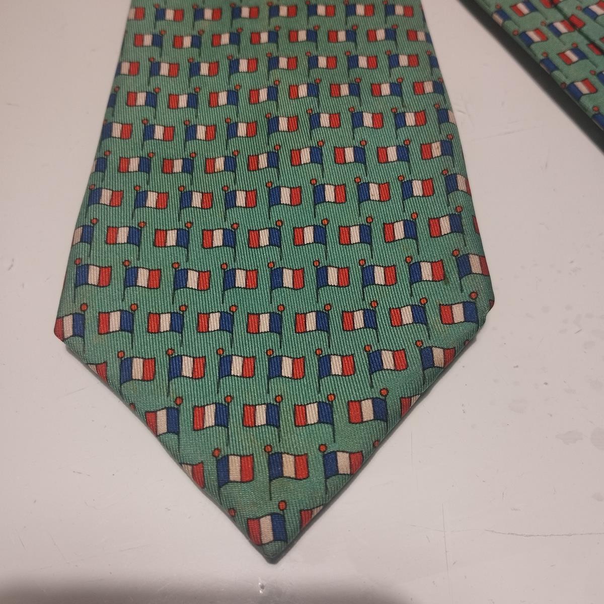 From a private collection
Rare, chic and funny Hermès tie
French flag theme
100% Silk
Made in France
Green color
Great conditions
Fast shipping from Italy included in the price !
