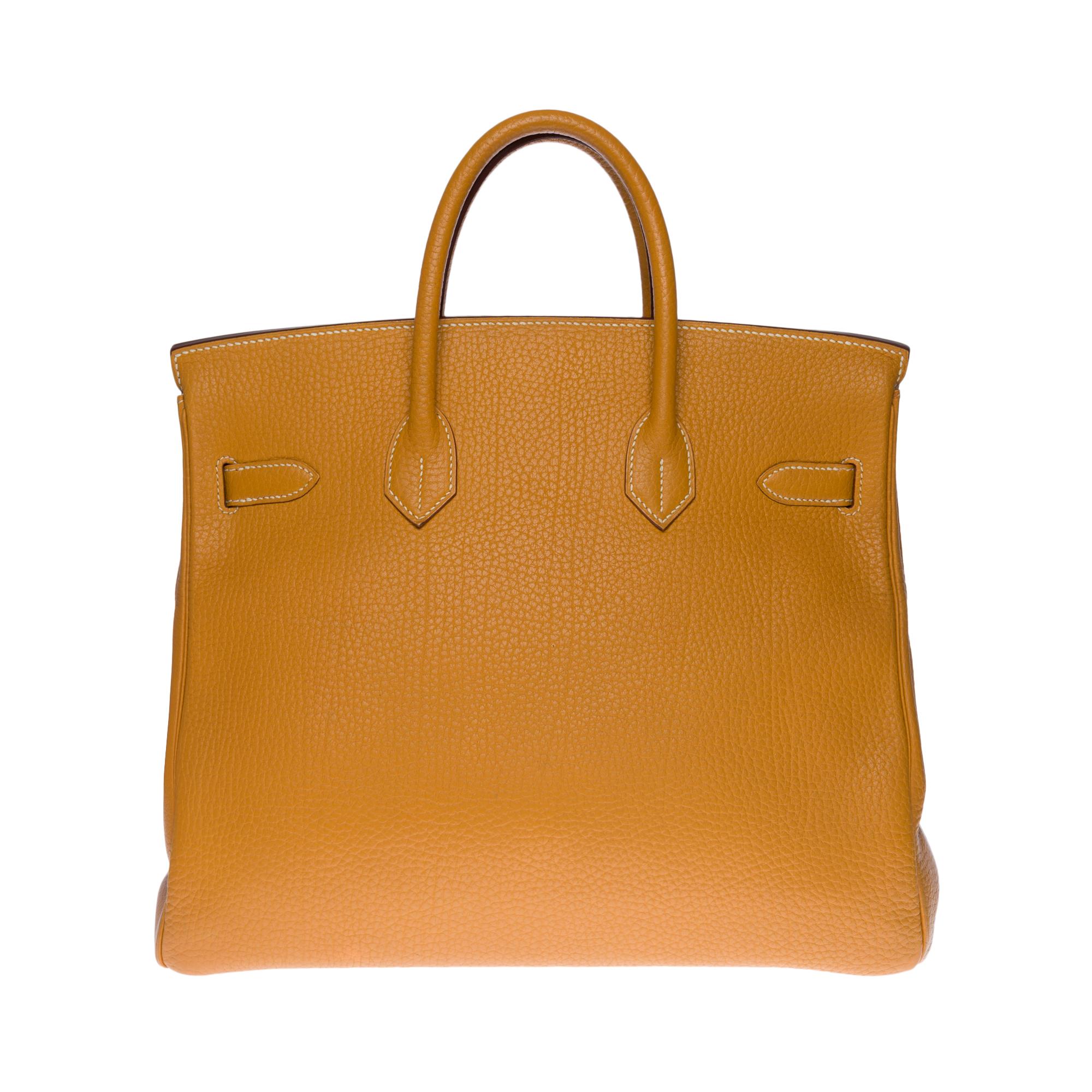 Splendid and highly sought after Handbag Top-à-Courroies (HAC) 32 cm in Vache Ardennes leather (one of the most sought-after Hermès leathers) Gold, gold-plated metal hardware, double handle in gold-plated leather allowing a handheld.

Closure by