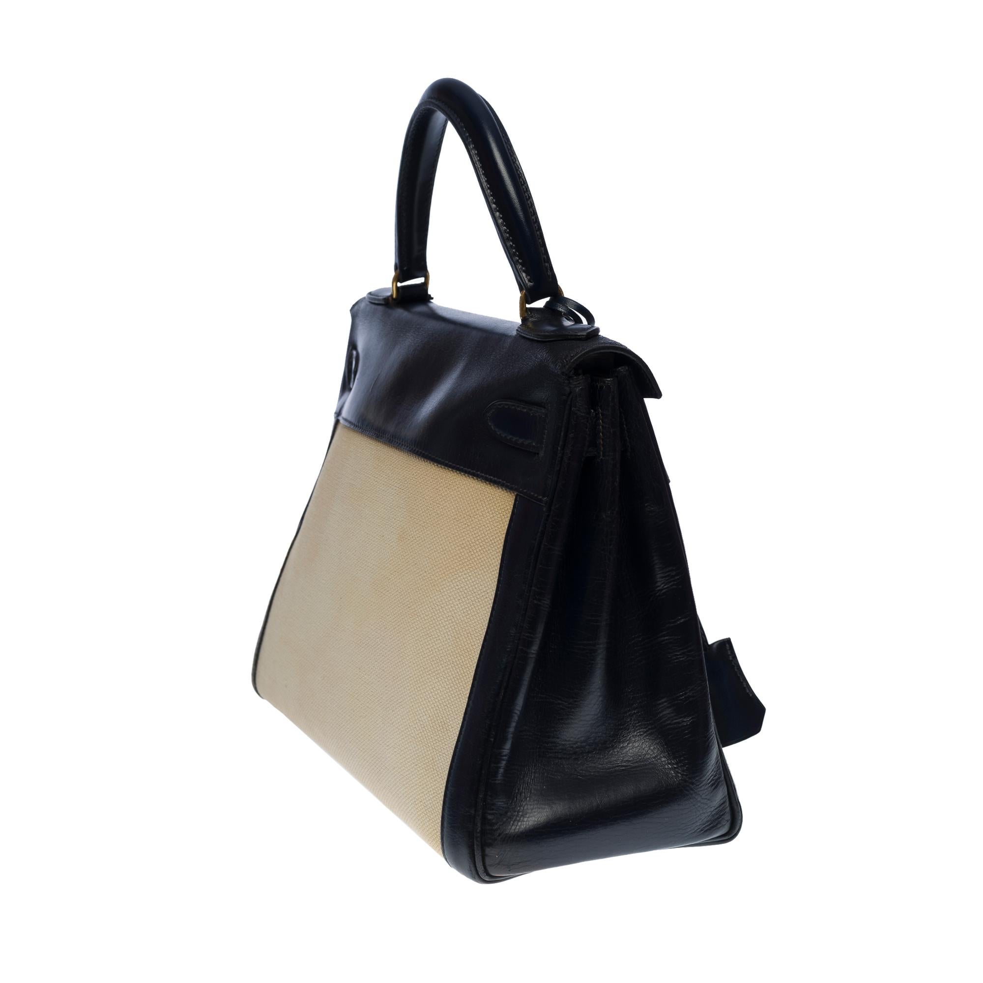 Seltene Hermès Kelly 28 Handtasche aus beigem Canvas und marineblauem Kalbsleder, GHW im Zustand „Relativ gut“ im Angebot in Paris, IDF
