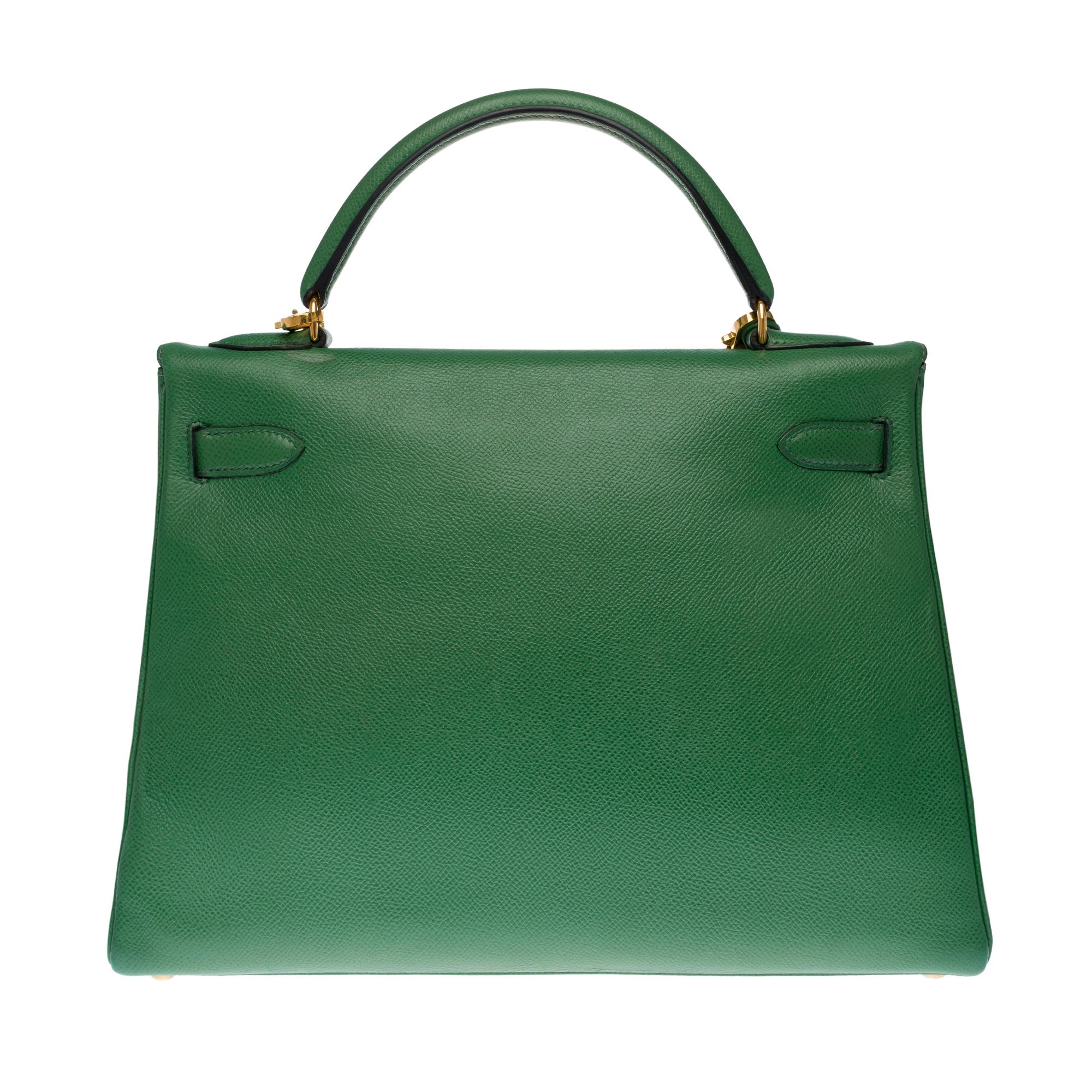 Superb & Rare handbag Hermes Kelly turned 32 cm Courchevel leather green color, gold plated metal hardware, simple handle Courchevel leather green , a removable shoulder strap handle in Courchevel leather green allowing a hand or shoulder