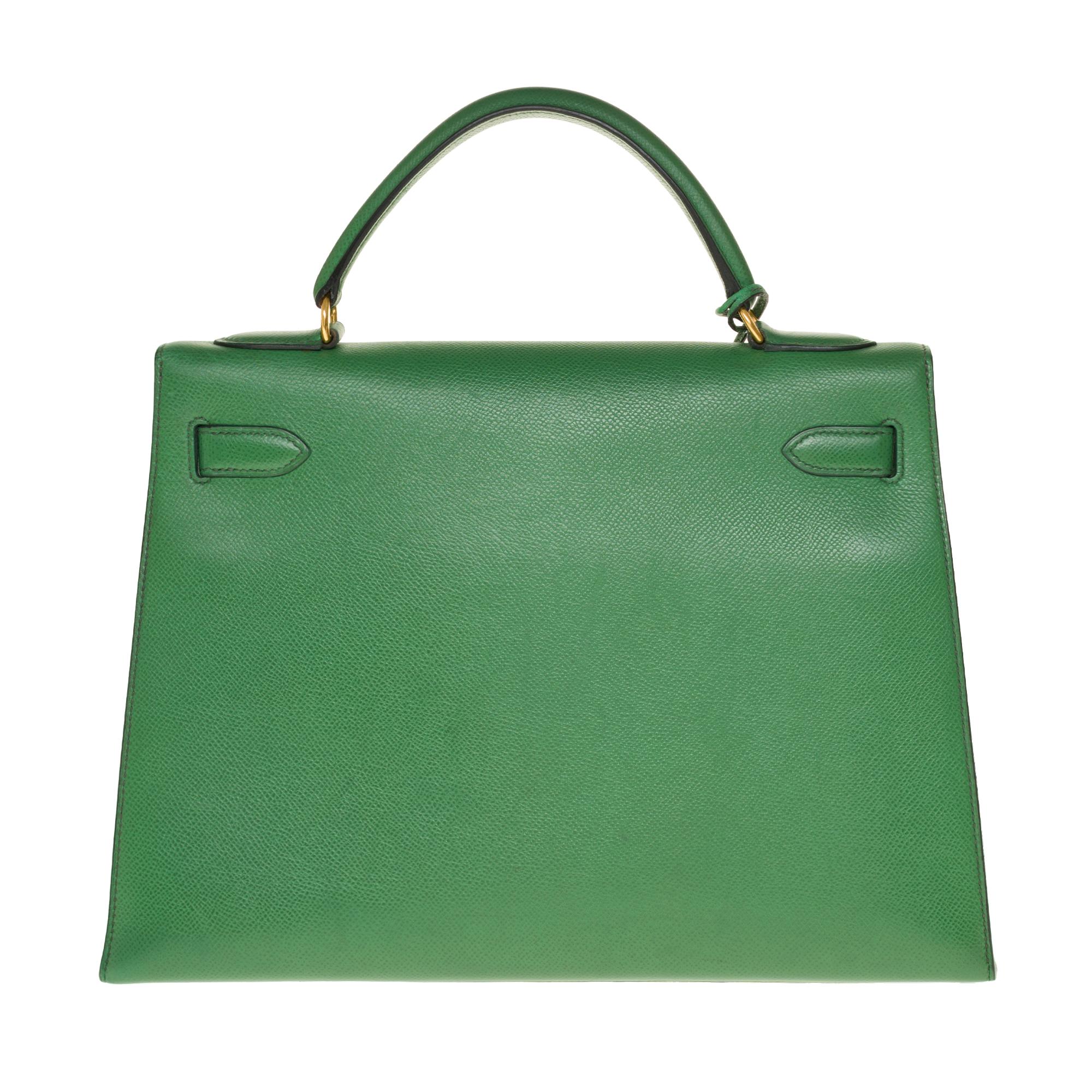 Superb & Rare handbag Hermes Kelly sellier 32 cm in green Courchevel leather, gold plated metal hardware, simple handle Courchevel green leather , a removable shoulder strap handle in green Courchevel leather allowing a hand or shoulder