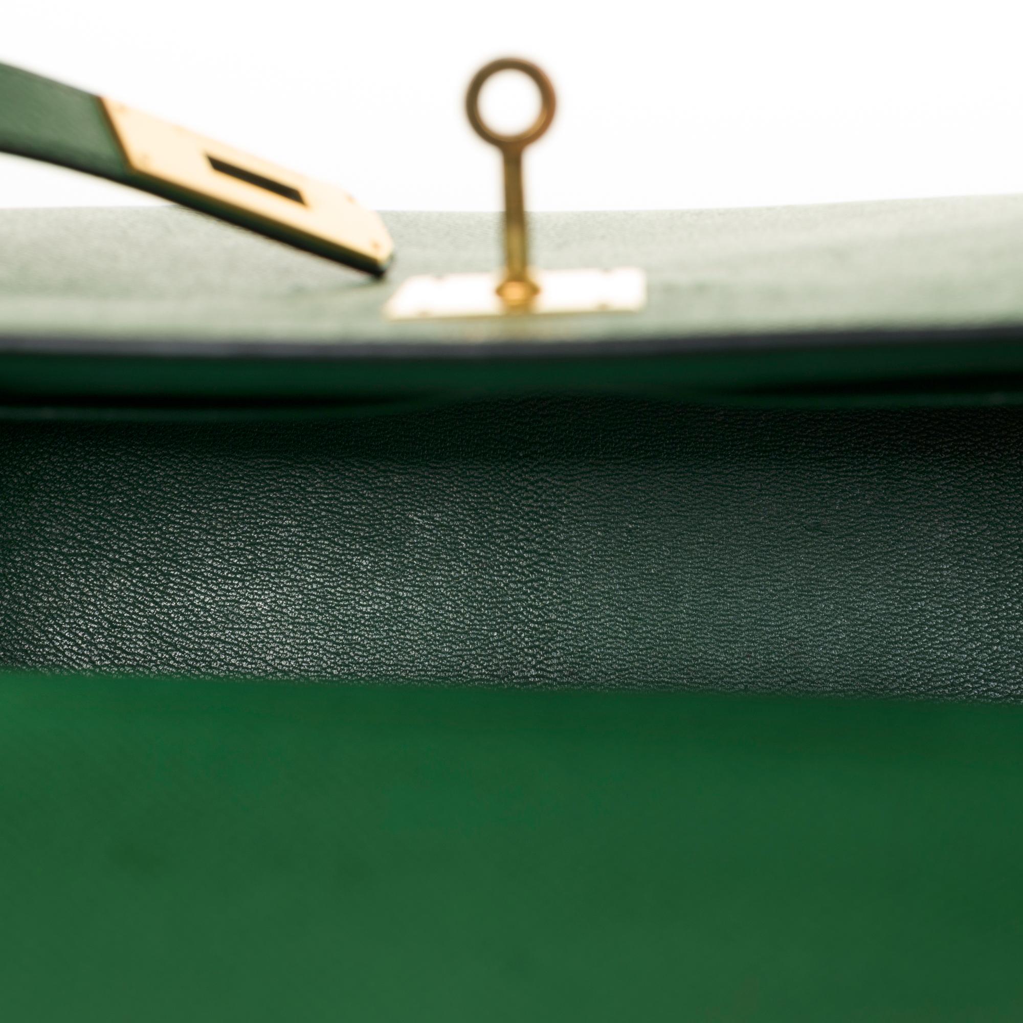 RARE Hermès Kelly 32 sellier handbag with strap in green courchevel and GHW In Good Condition In Paris, IDF