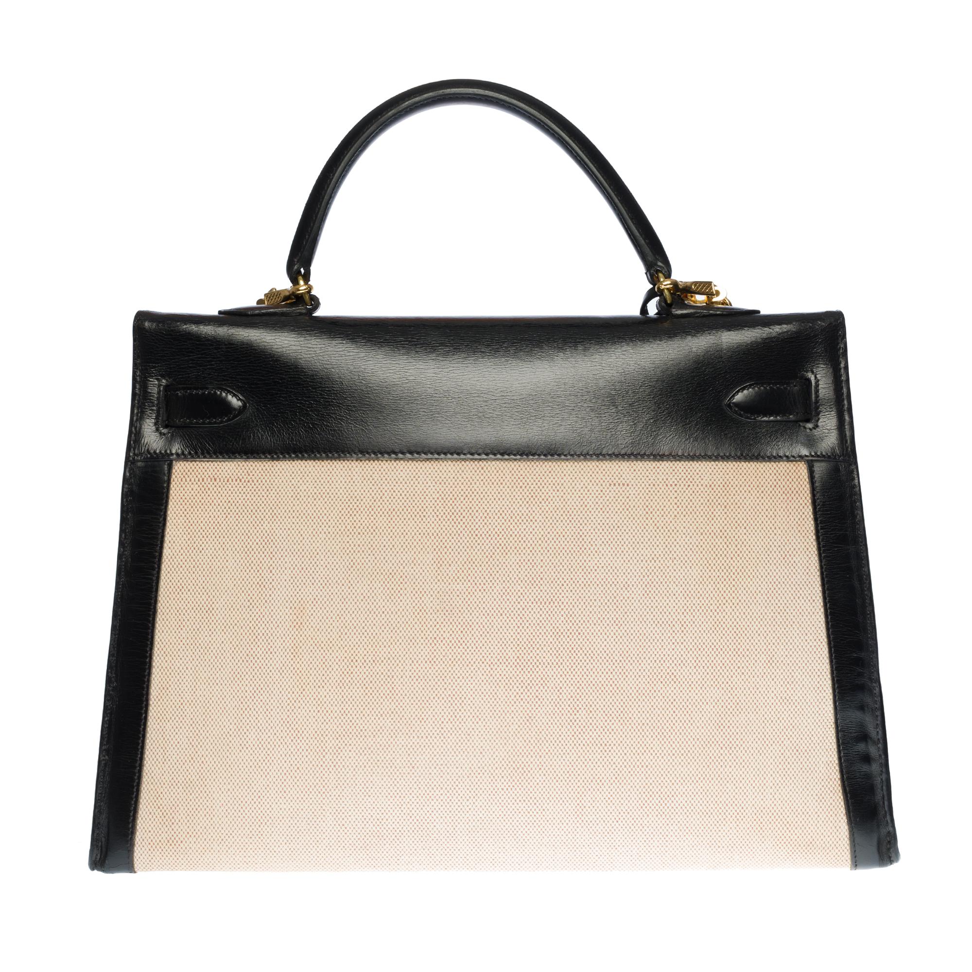 Gorgeous Hermes Kelly 35 cm sellier handbag in black leather box and beige canvas, gold metal hardware, black leather handle, a removable strap in black leather box (not signed Hermès) allowing a hand or shoulder support.

Closure by flap.
Lining in