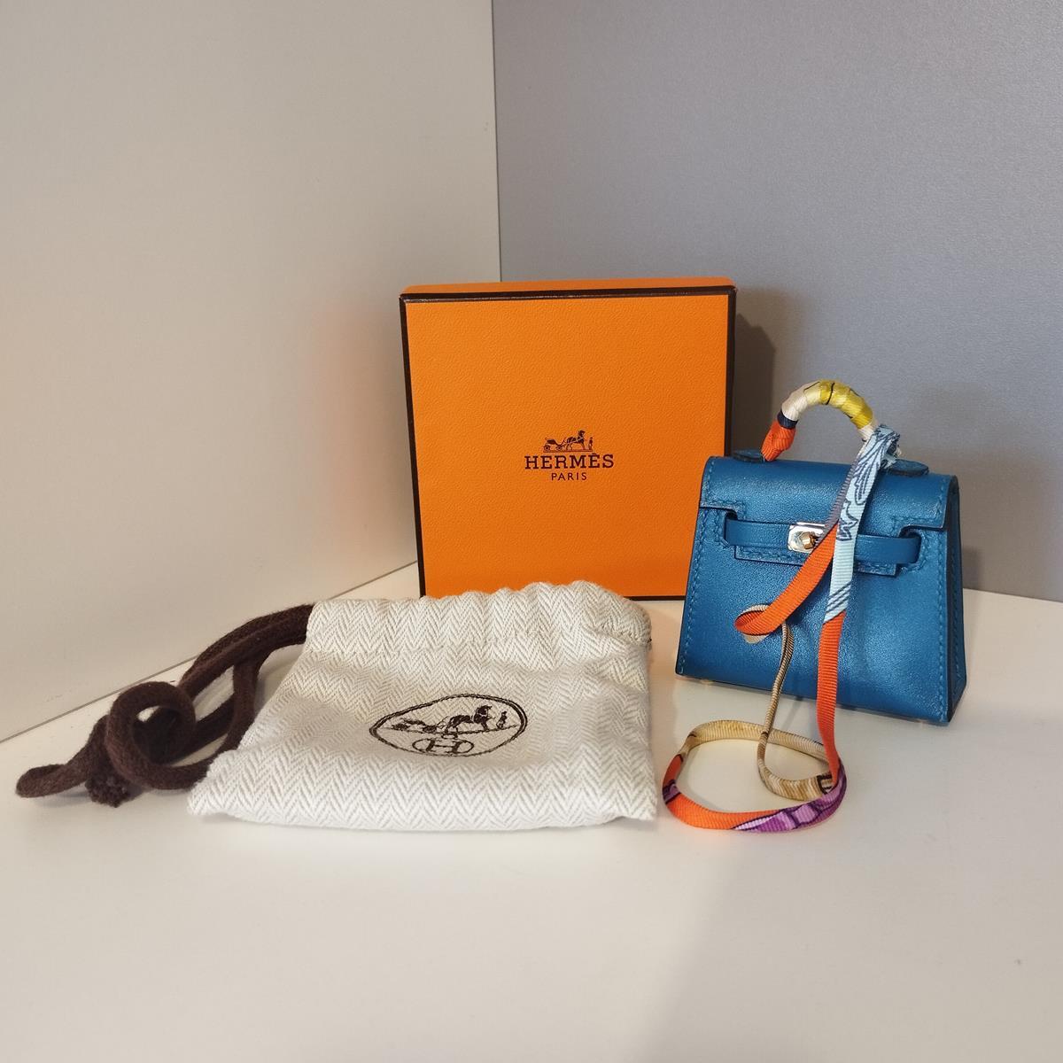 Ultra rare and sought after charm for Hermès bags
Mini Kelly charm
Leather
Blue Izmir color
Cm 6,5 x 5,5 x 2,5 (2,55 x 2,16 x 0,98 inches)
With dustbag and box
Free fast shipping included in the price !
