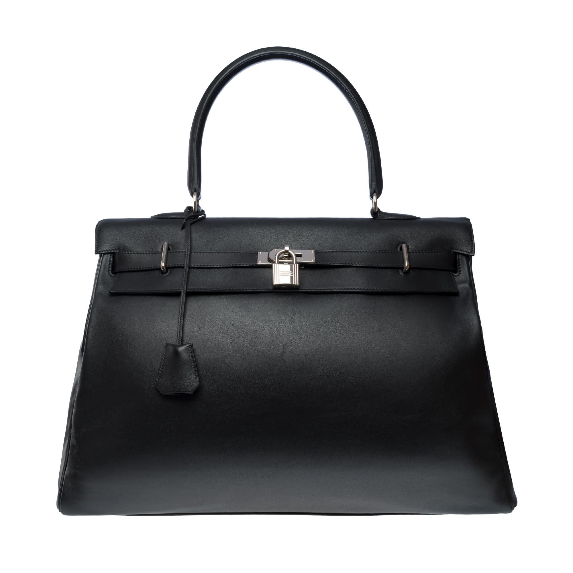 Spacious Hermès Kelly Relax 50 weekend bag in black Swift leather, palladium metal hardware, black leather handle for hand or shoulder carry

Flap closure
Black leather inner lining, one patch pocket
Signature: 