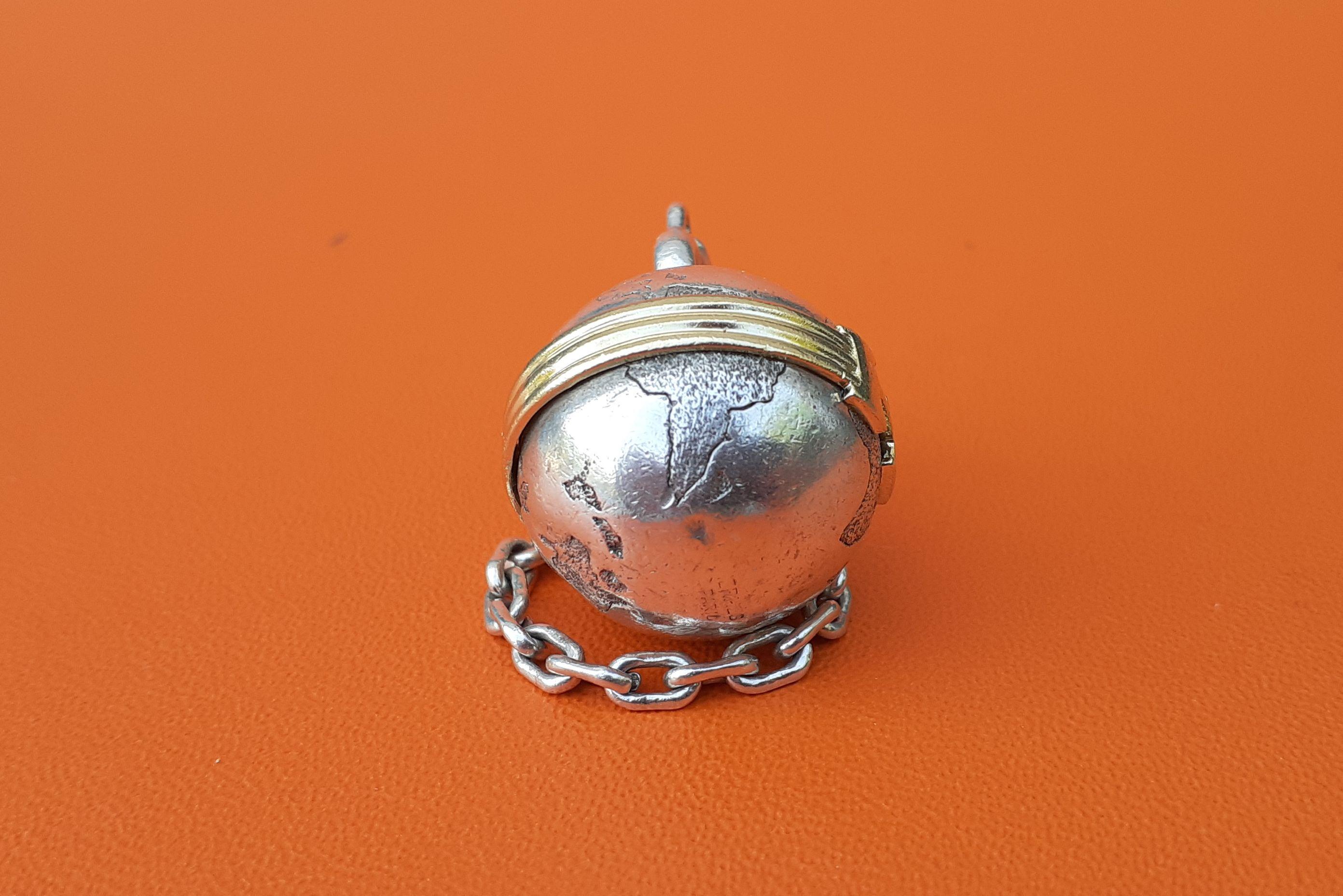 Rare Hermès Keychain Key Holder Globe Shape in Silver  For Sale 3