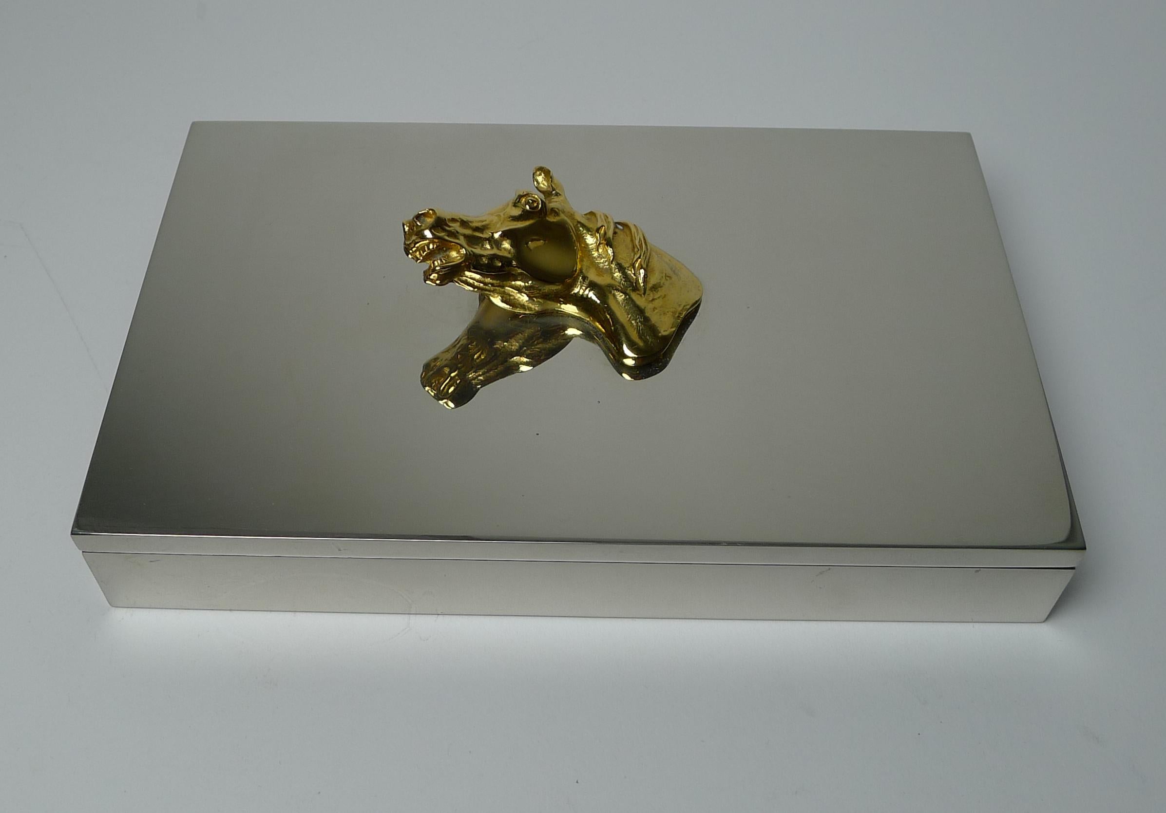 Ein sehr seltenes Exemplar einer modernen französischen Silber- und Goldschatulle aus der Mitte des Jahrhunderts des berühmten französischen Modehauses Hermès aus Paris.

Ein atemberaubendes Design aus Silberblech mit einem vergoldeten