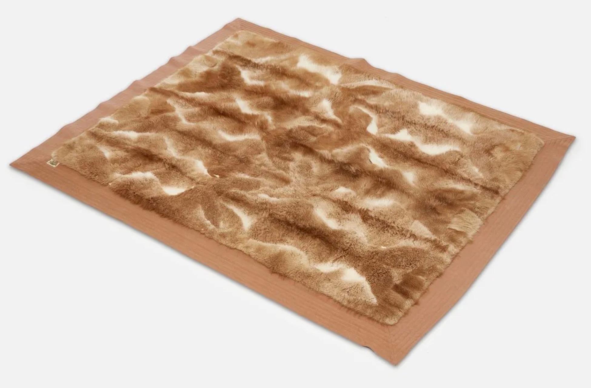 Découvrez le summum du luxe avec cette grande couverture en fourrure de guanaco (cousin de l'alpaga) de Hermès, fabriquée dans les années 1980 à Paris (France). Réputées pour leur savoir-faire inégalé et leur exclusivité, les couvertures Hermès de