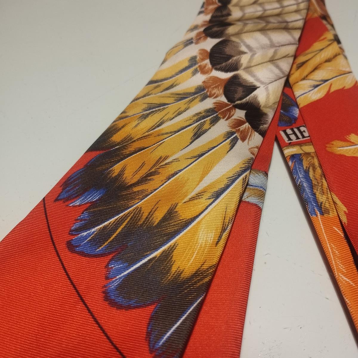 Rare Hermès Peacock Plumes Silk Tie In Excellent Condition For Sale In Gazzaniga (BG), IT