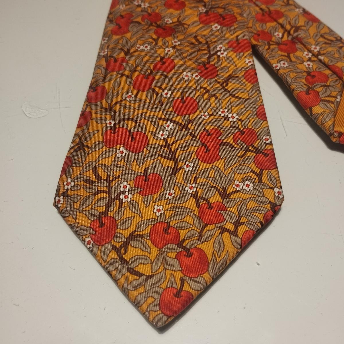 From a private collection
Rare, chic and funny Hermès tie
Persimmons theme
100% Silk
Made in France
Orange color
Great conditions
Fast shipping from Italy included in the price !
