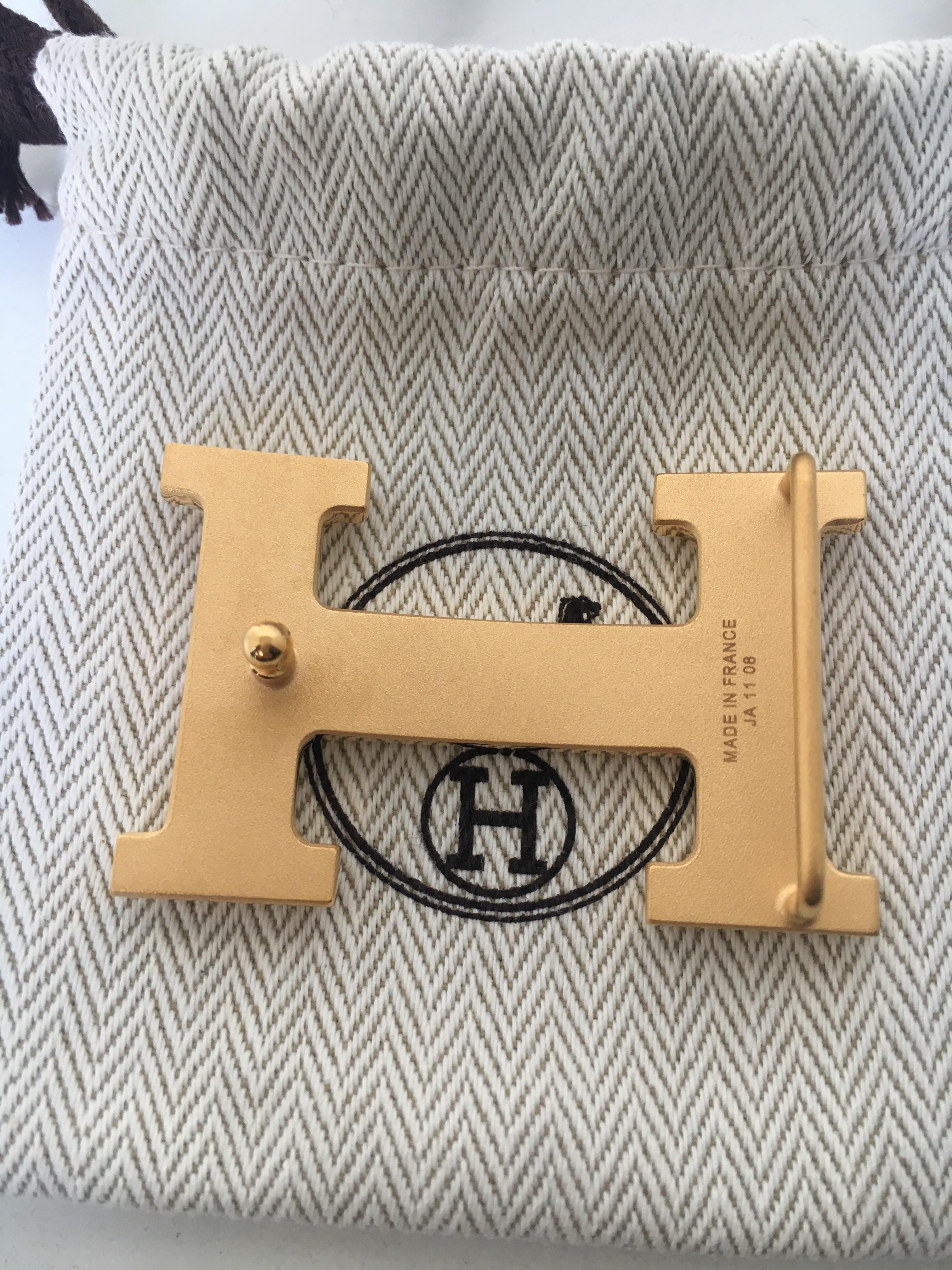 Hermes QUIZZ brushed GOLD color belt buckle 32mm.

This buckle will fit all 32mm wide belt leather by Hermes. 
The buckle is in mint condition.