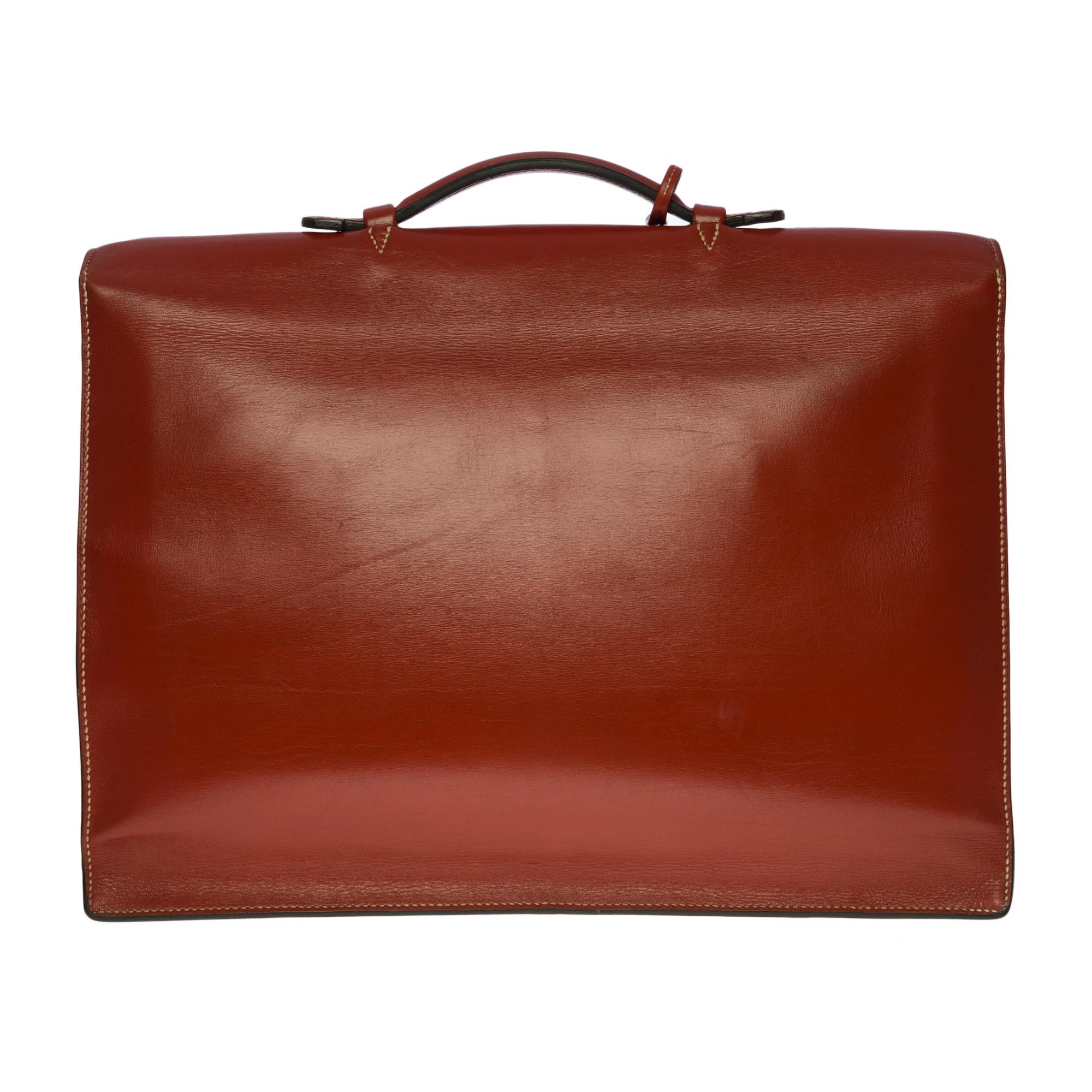 Very refined Hermès briefcase Dispatches bag in rouge brique box leather, gilded metal hardware, simple handle in red brick leather allowing a hand-carried

Flap closure with lock clasp
Red suede interior with 2 bellows compartment
Signature: