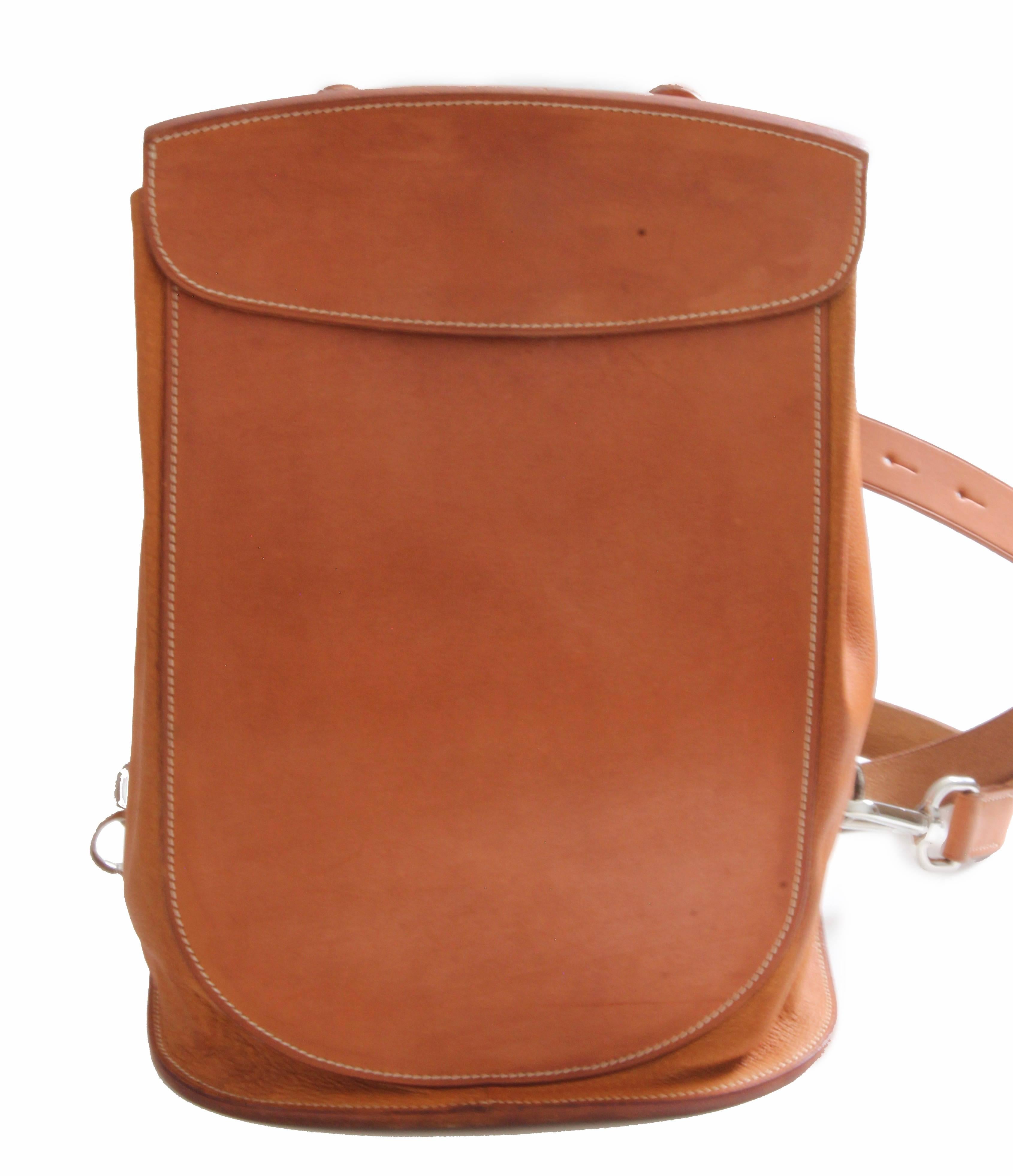 Voici un petit sac à dos ou sac de voyage chic d'Hermès:: fabriqué en 1998.  Appelé Sacoche pour Selle:: il est réalisé en cuir Veau Naturel sur le dessus:: le devant et le dos:: et en cuir grainé sur les côtés.  Se ferme à l'aide d'un