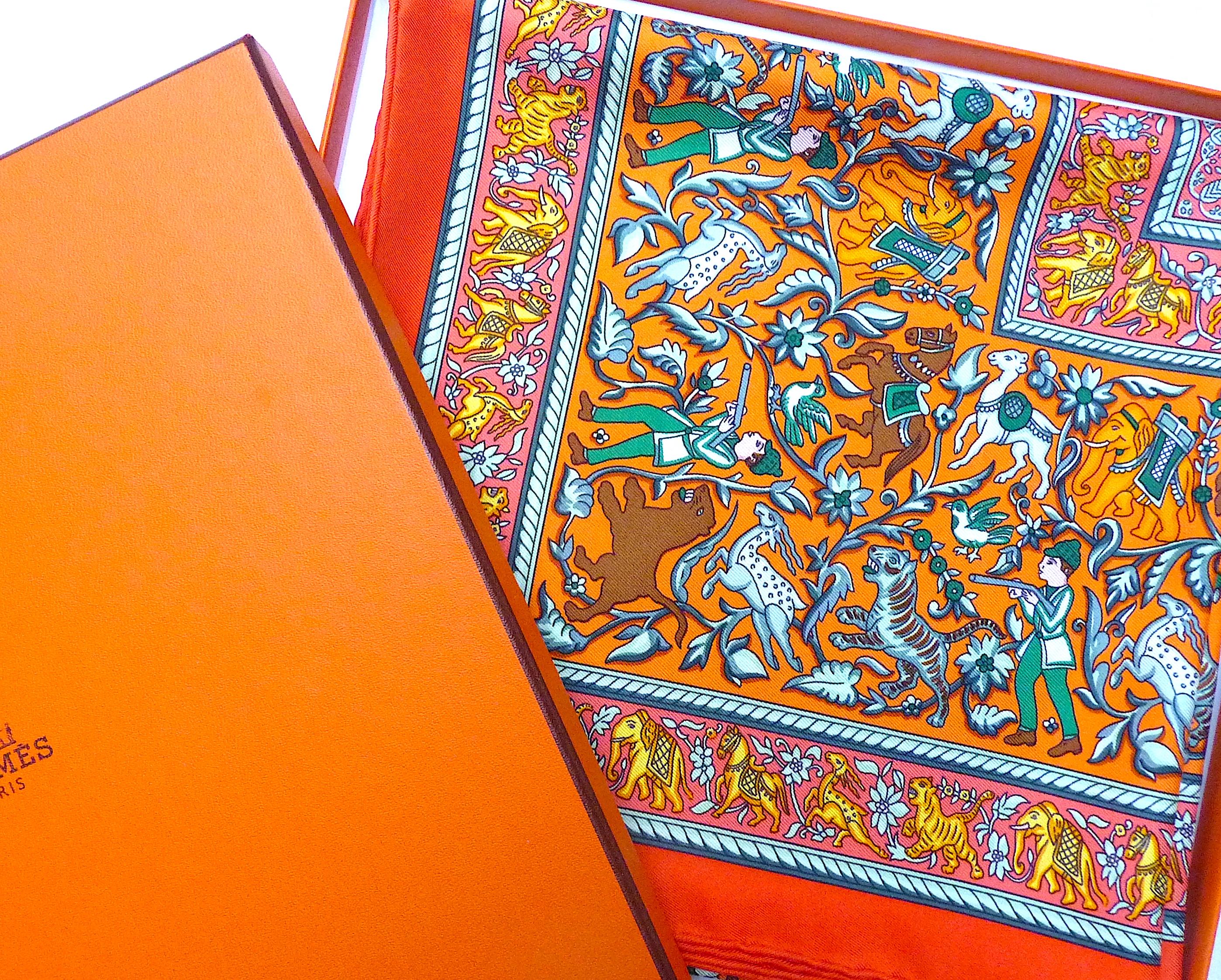 Hermes Sciarpa Chasse en Inde pour SOS Villages D'Enfants Limited Silk 90 cm , Nuovo di zecca in scatola, mai indossato.
Design di A. Michel Duchêne, edizione limitata di 100 pezzi, solo nel 2012.
Un carretto di seta per il Villaggio dei bambini SOS