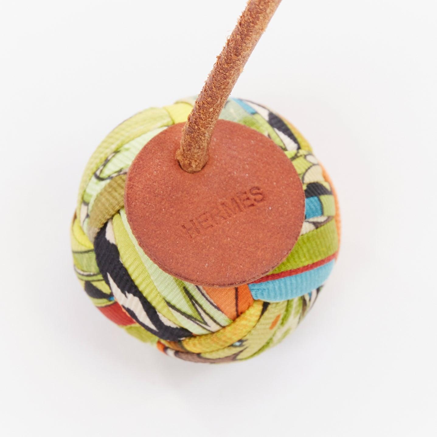 raro HERMES Seta e Cuir Pompons Borsa Charme  charme da borsetta con pompon in seta e cordoncino in pelle
Riferimento: AAWC/A01595
Marchio: Hermes
Model: Charm de balsa pompom
Materiale: Seta, pelle
Colore: Marrone, Multicolore
Modello: