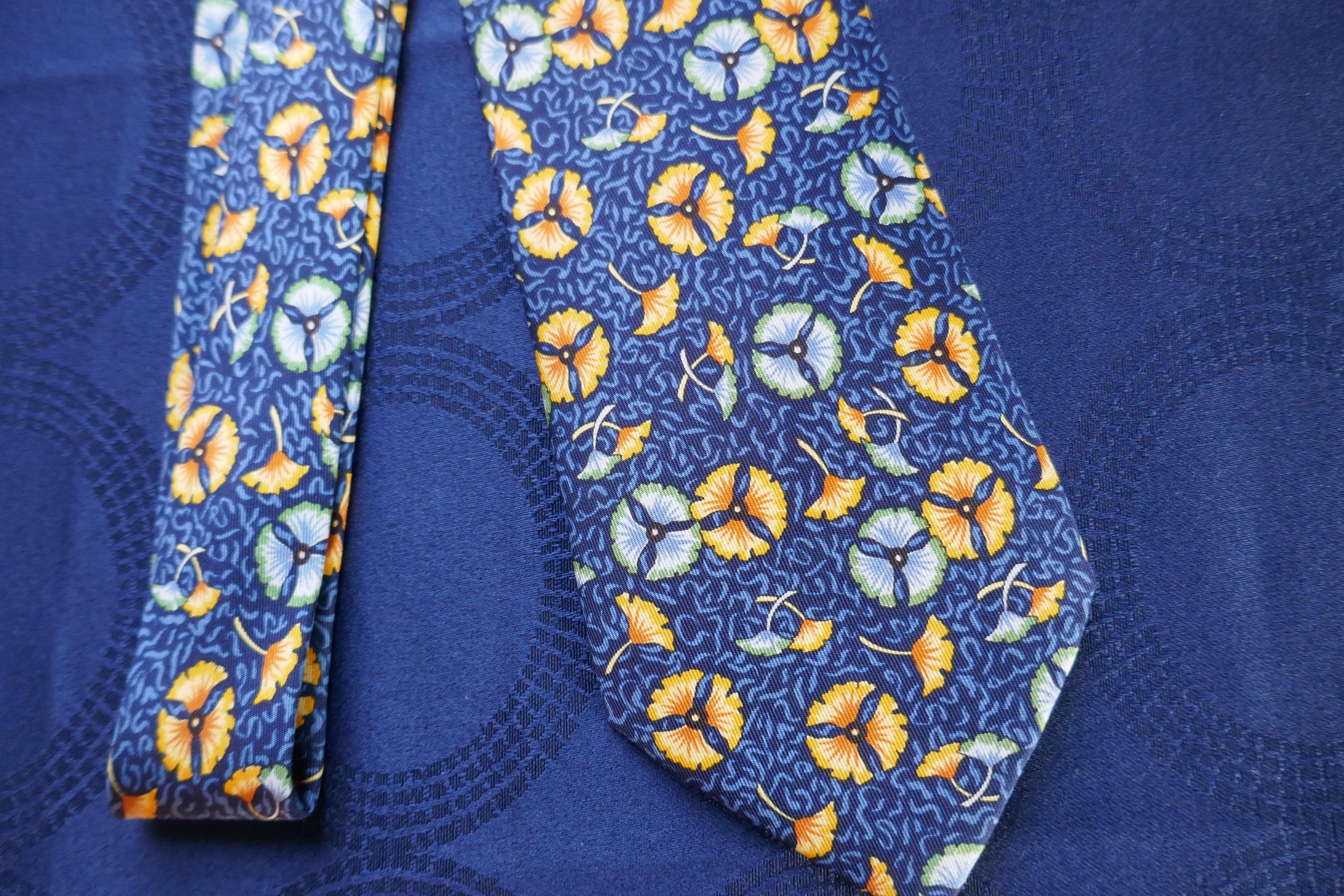 Rare cravate en soie Hermès, motif de fleurs de lotus, orange et bleu Hermès

Classique Hermes All Over floralDesign
Superbe combinaison de couleurs orange et bleu
Une cravate très spéciale, immédiatement reconnaissable comme Hermès par les