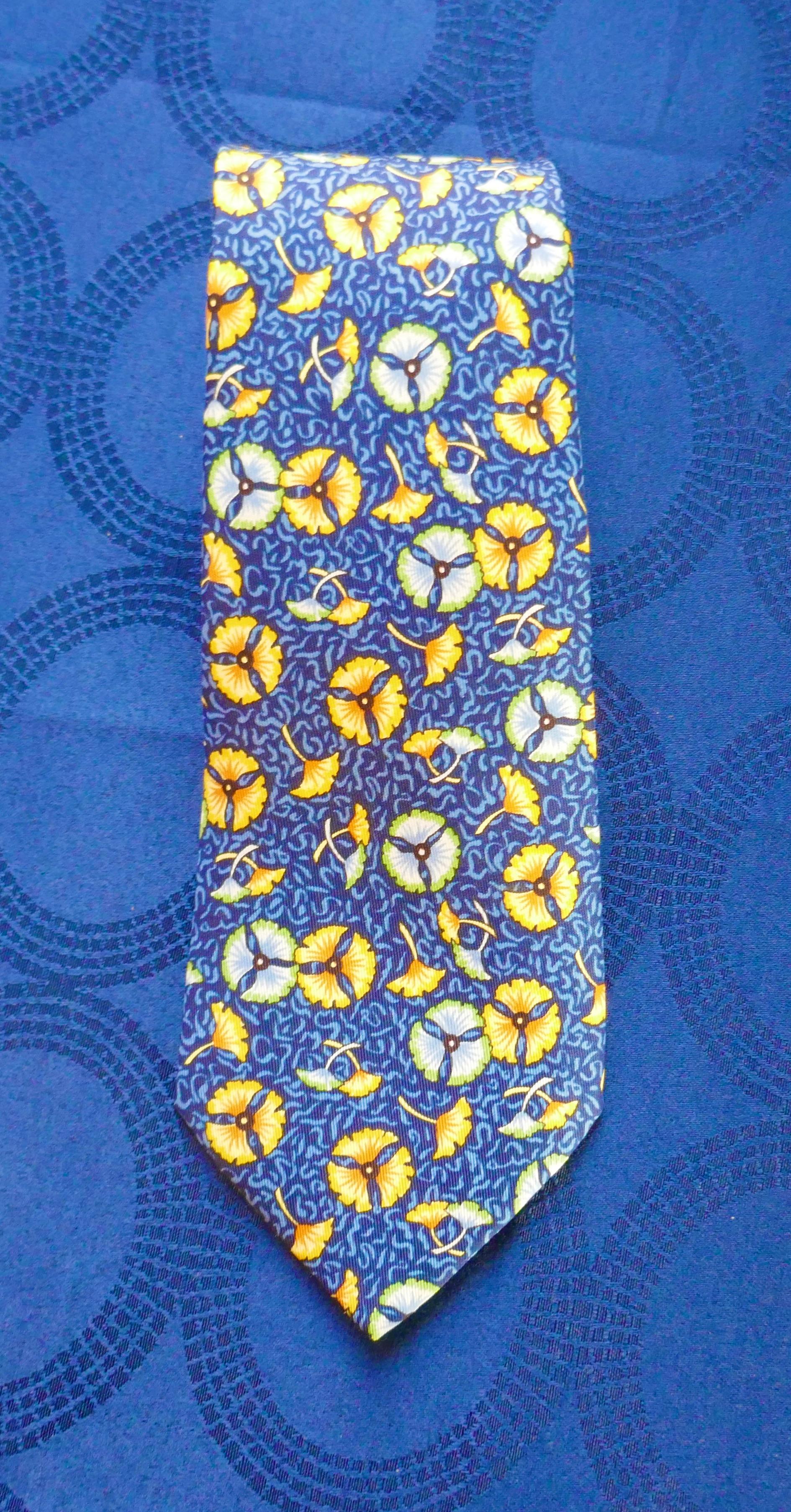 Violet Rare cravate en soie Hermès, motif de fleurs de lotus, orange et bleu Hermès en vente