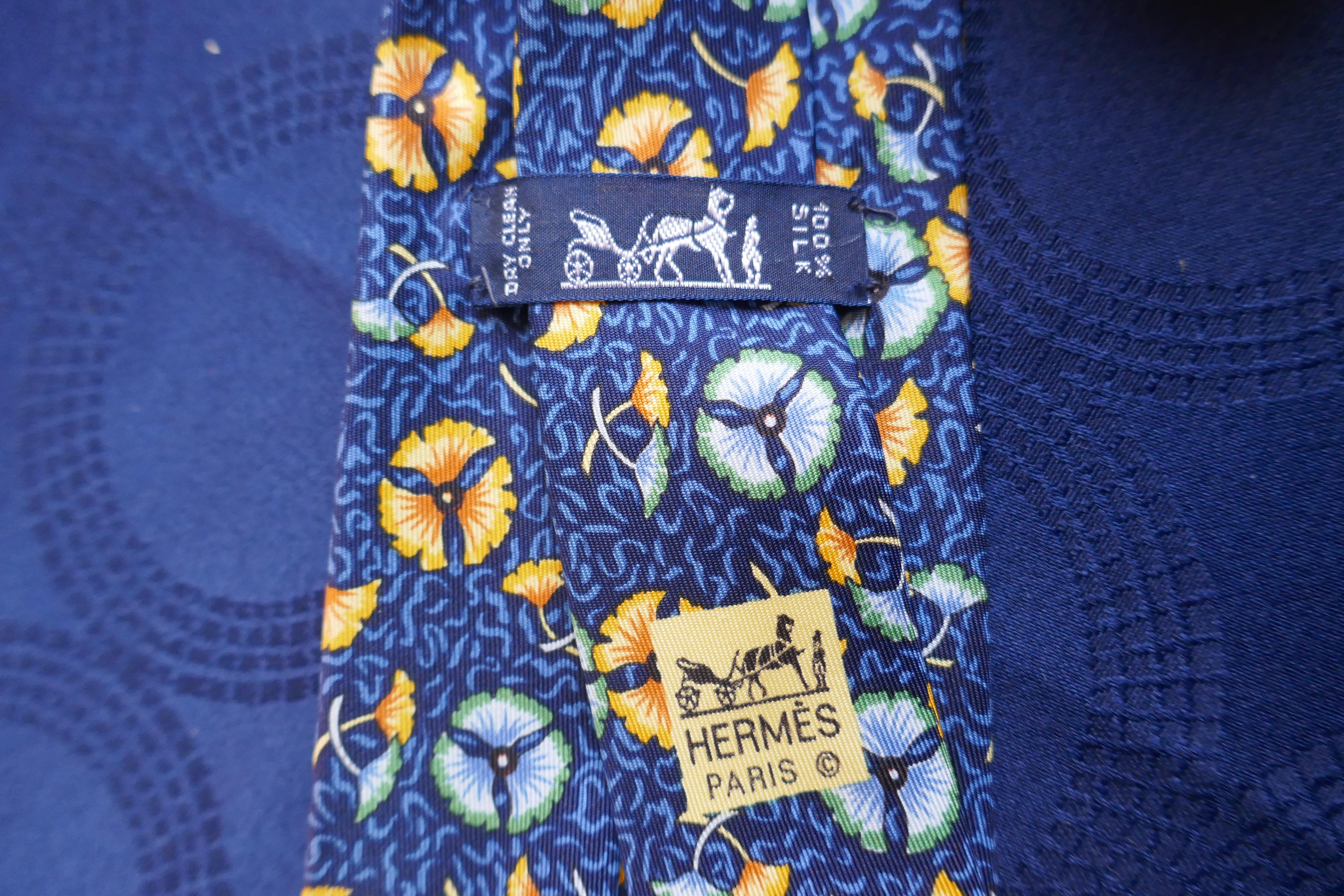 Rare cravate en soie Hermès, motif de fleurs de lotus, orange et bleu Hermès Excellent état - En vente à Chillerton, Isle of Wight