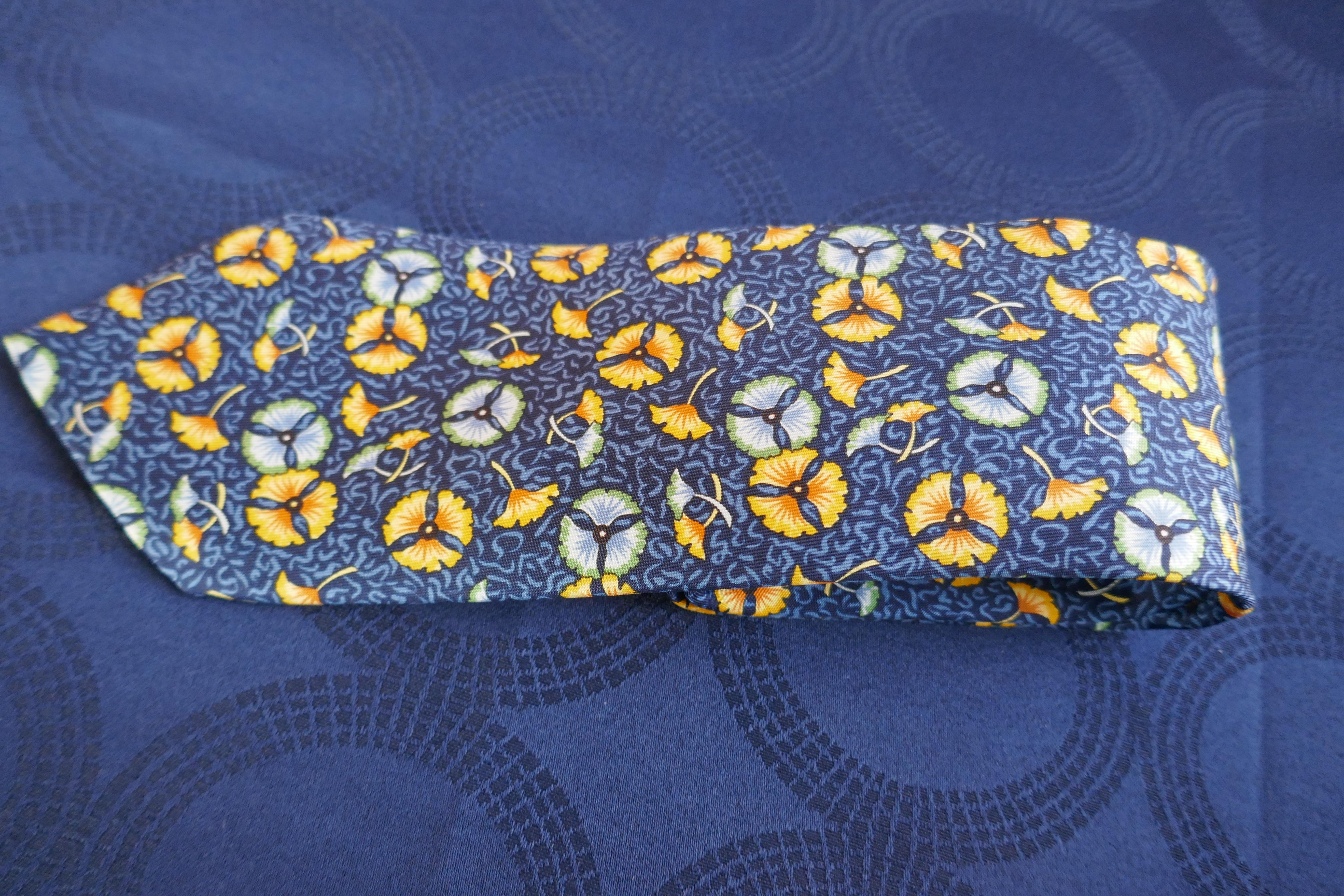 Rare cravate en soie Hermès, motif de fleurs de lotus, orange et bleu Hermès Pour hommes en vente