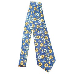 Rare cravate en soie Hermès, motif de fleurs de lotus, orange et bleu Hermès