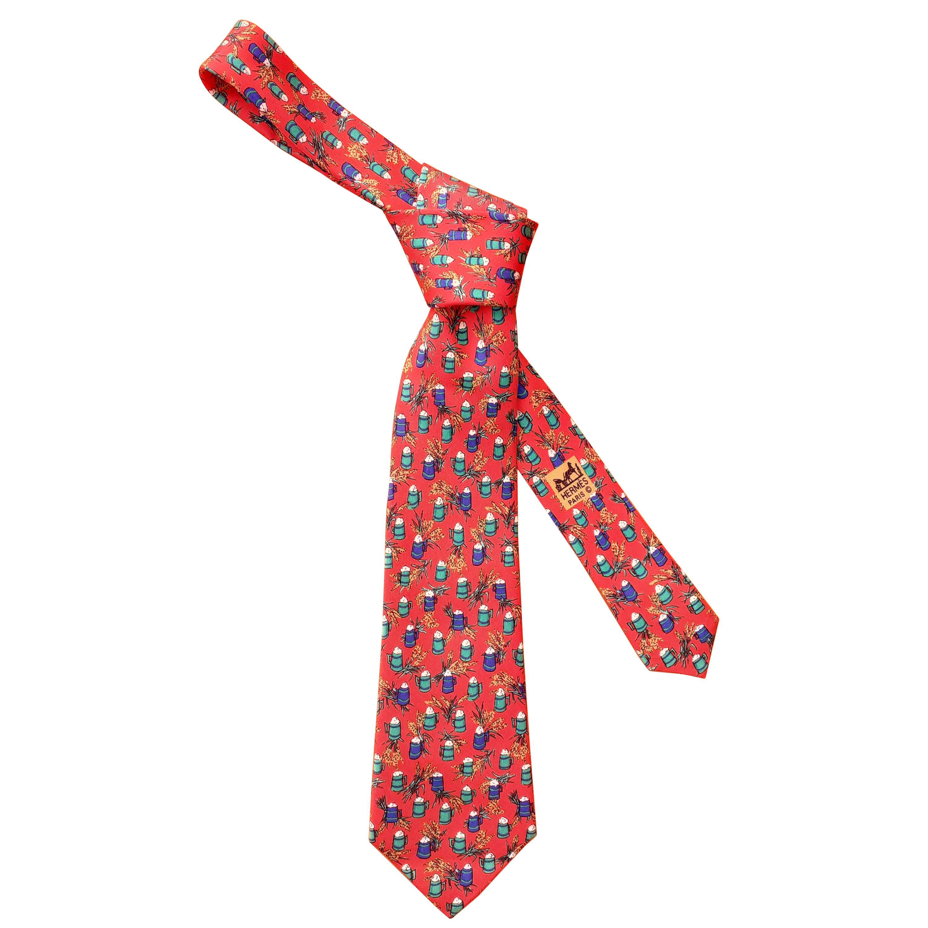 Rare cravate en soie Hermès pour le motif des chopes de bière de la brasserie Kronenbourg BNIB