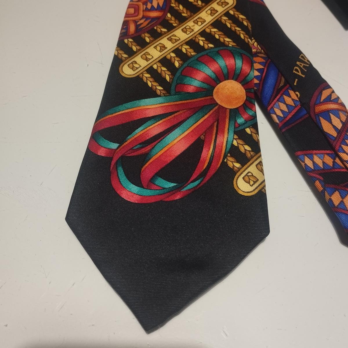 From a private collection
Rare, chic and funny Hermès tie
100% Silk
Made in France
Multicolored print on black base
Width cm 
Great conditions
Fast shipping from Italy included in the price !

