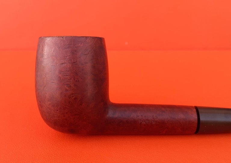 Stunning and beautiful Authentic Hermès Pipe

Rare item ! 

Original set and shapes

Vintage Item

Made of Wood and Resin

