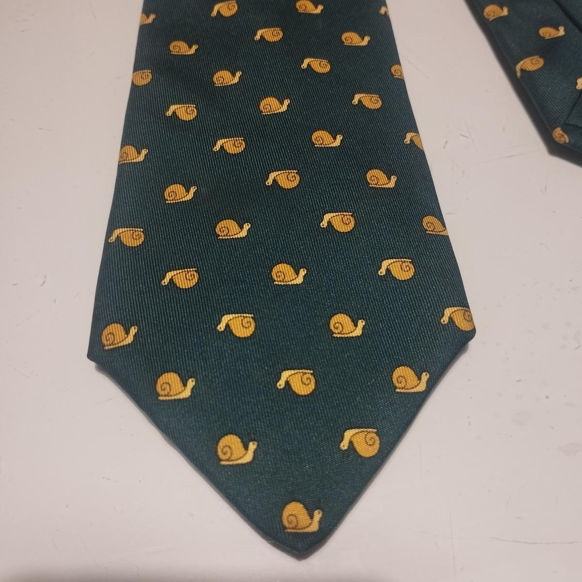 From a private collection
Rare, chic and funny Hermès tie
Snails theme
100% Silk
Made in France
Petrol green color
Great conditions
Fast shipping from Italy included in the price !
