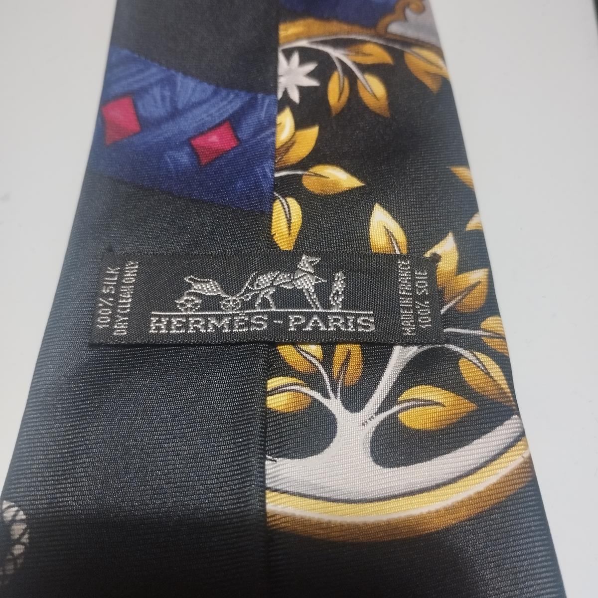 Rare Hermès Spades Silk Tie In Excellent Condition For Sale In Gazzaniga (BG), IT