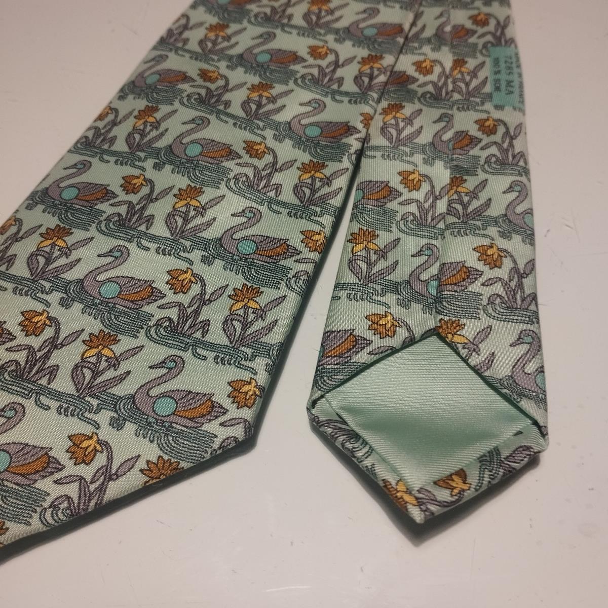 Gray Rare Hermès Swans Silk Tie For Sale