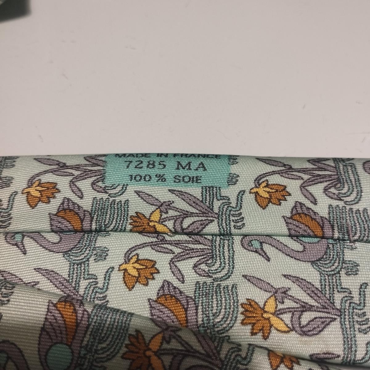 Rare Hermès Swans Silk Tie In Excellent Condition For Sale In Gazzaniga (BG), IT