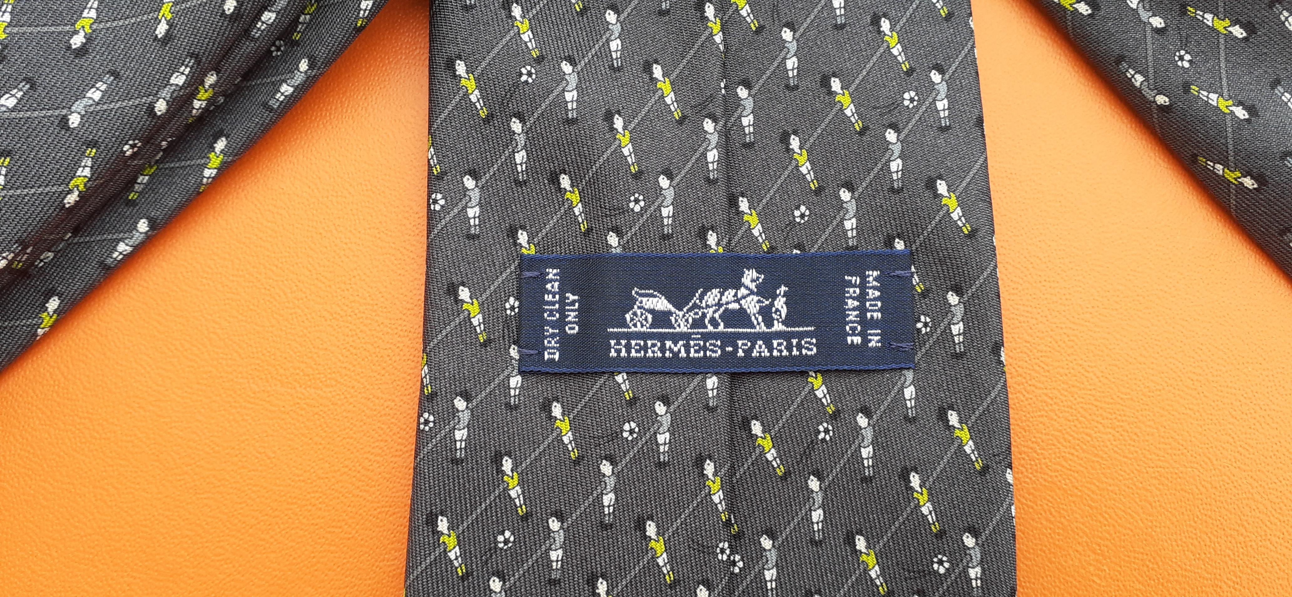 Rare cravate Hermès Baby Foot Table Soccer Print en soie en vente 7